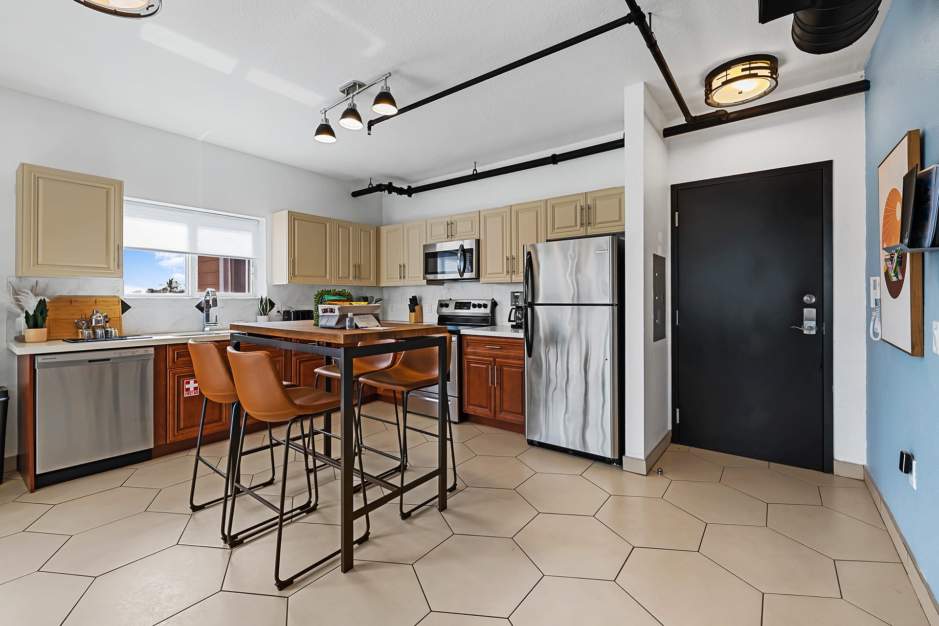 Suite 403: King Bed Balcony, Heated Pool, Gym