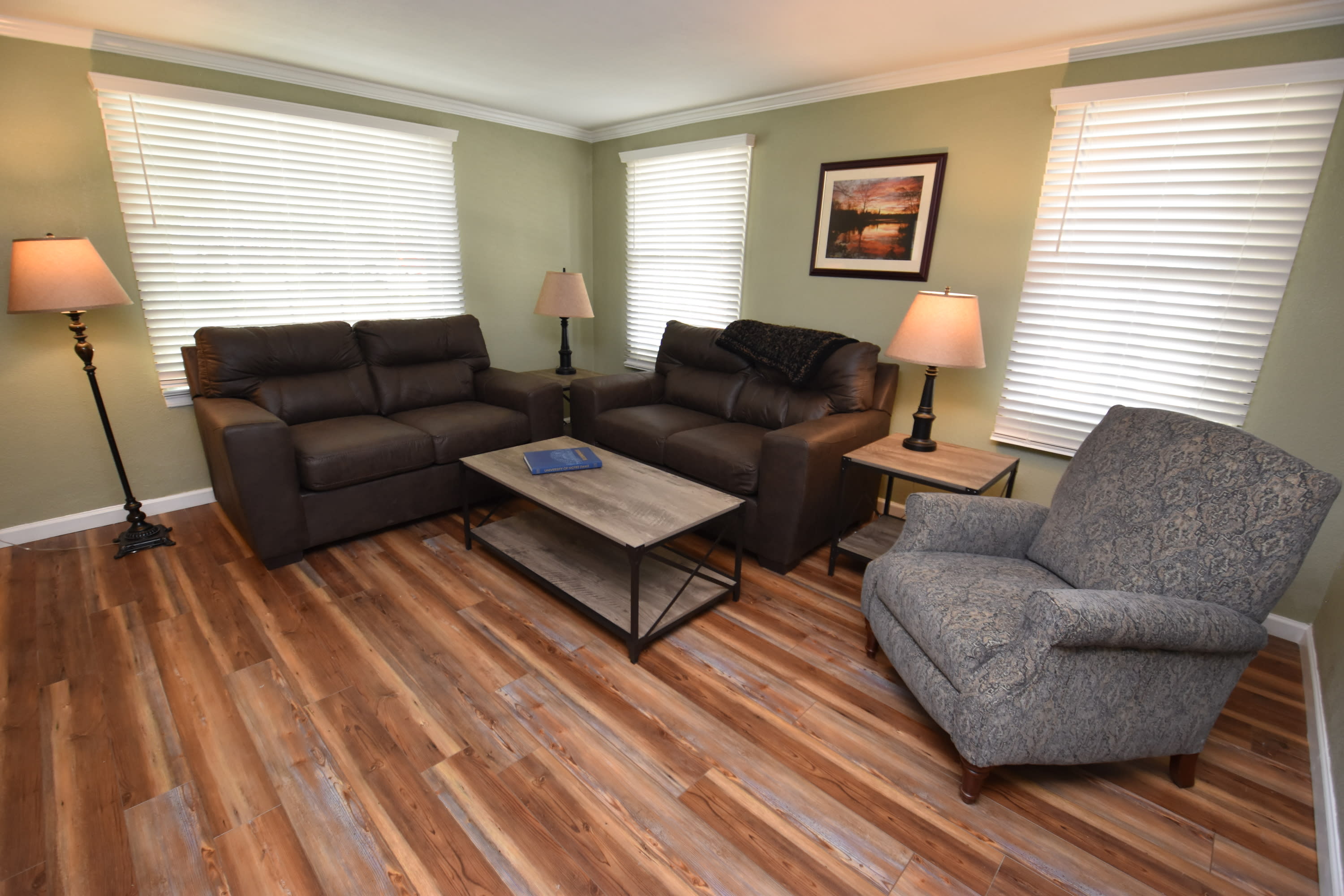 20 min Walk to ND, 3 bedroom 2 bath home(54475) 3