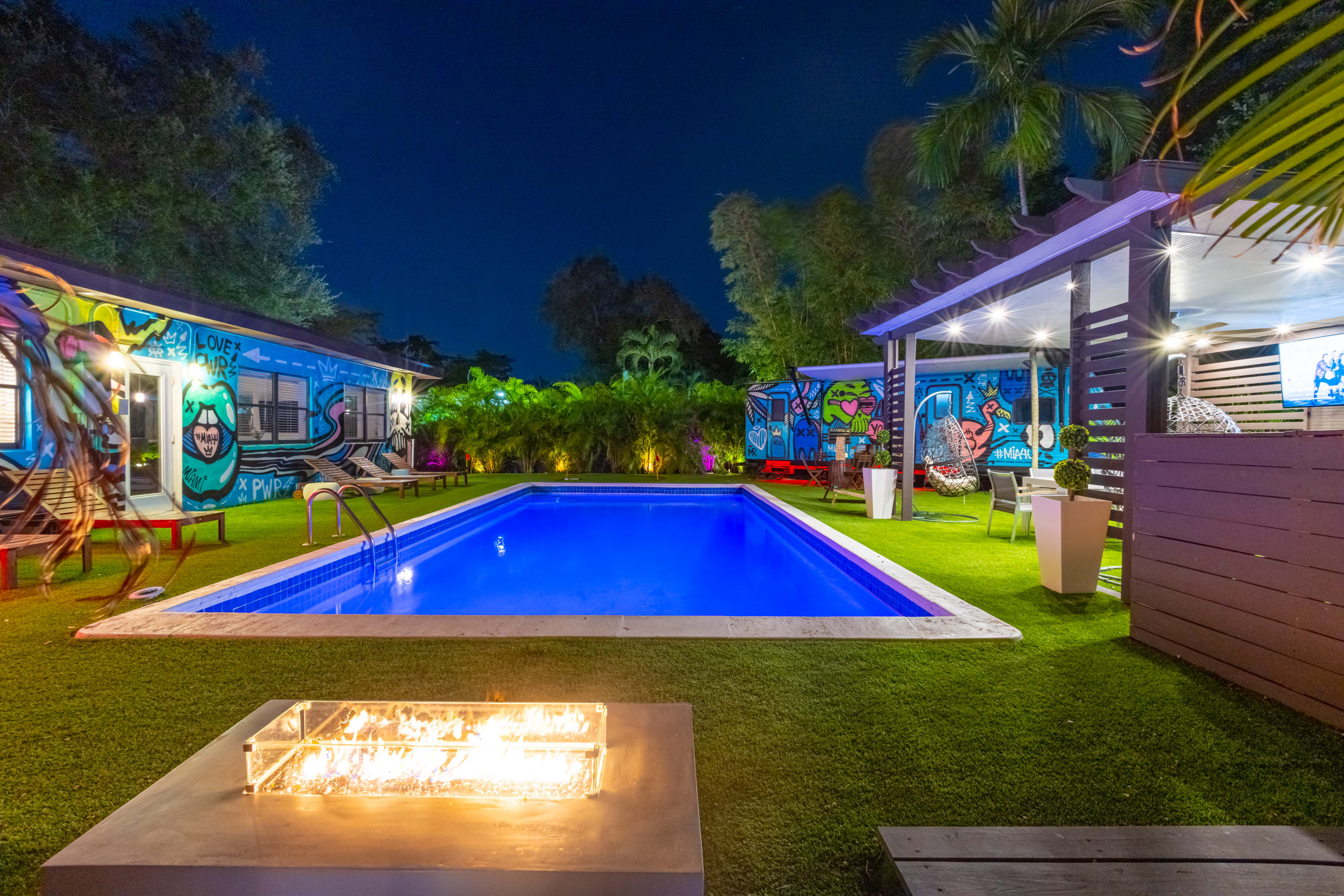 Sunny Daze 💜 Villa -Pool-Mini Golf⛳️ Fire Pit-Near Beaches - Photo 1
