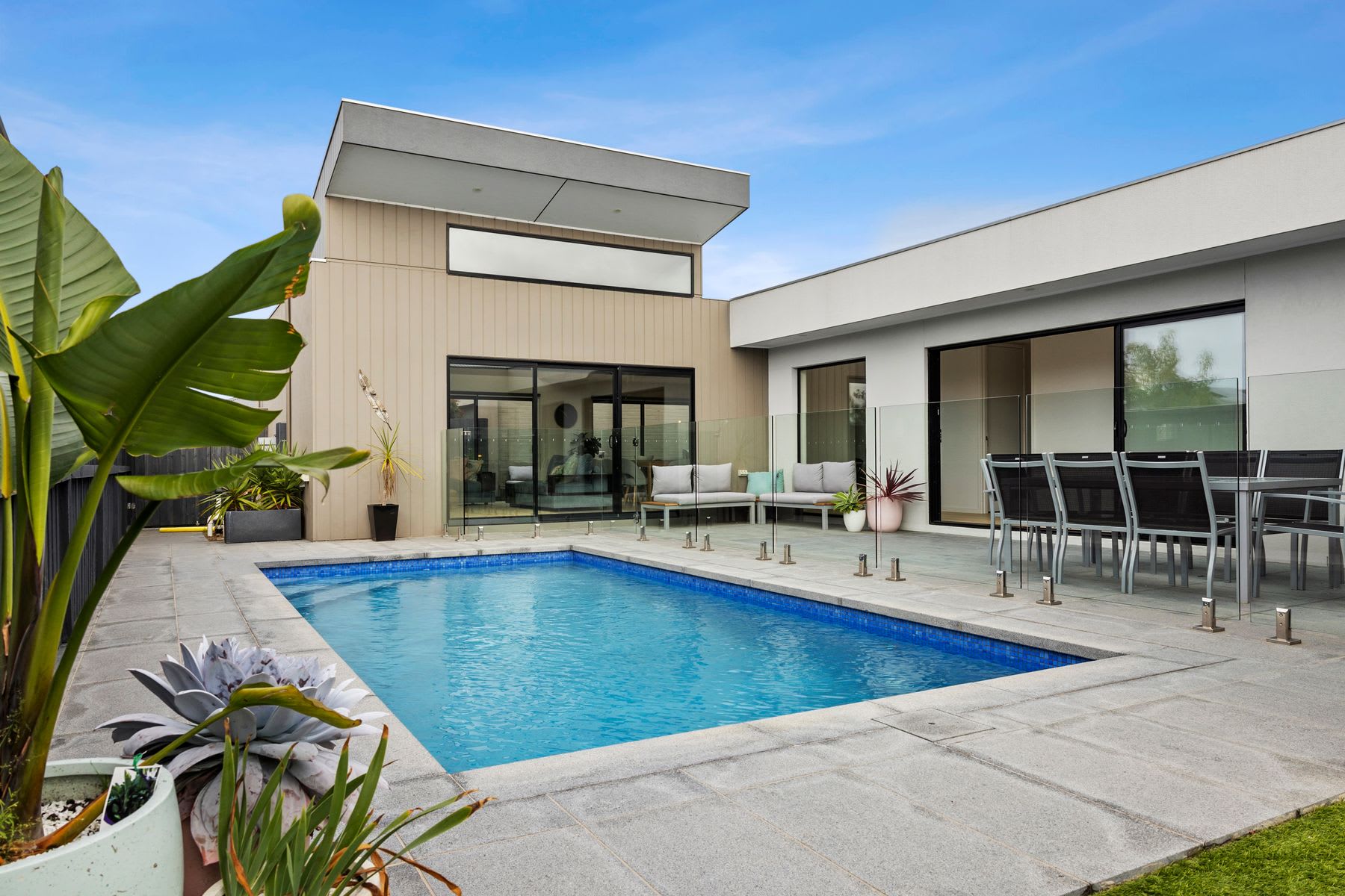 Poolside Family Retreat 3mins to Beach and Shops