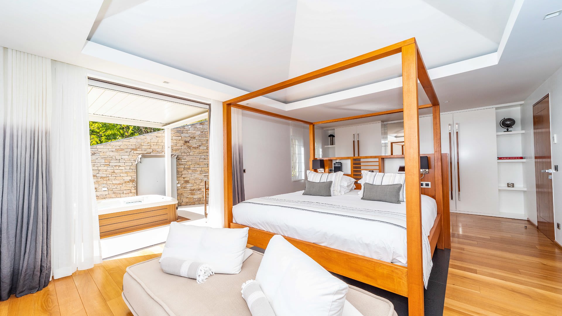 Outstanding Villa with an Amazing Sunset View 4