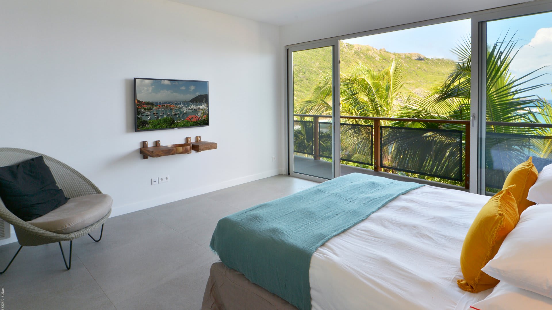 Superb Villa with Contemporary Style 4