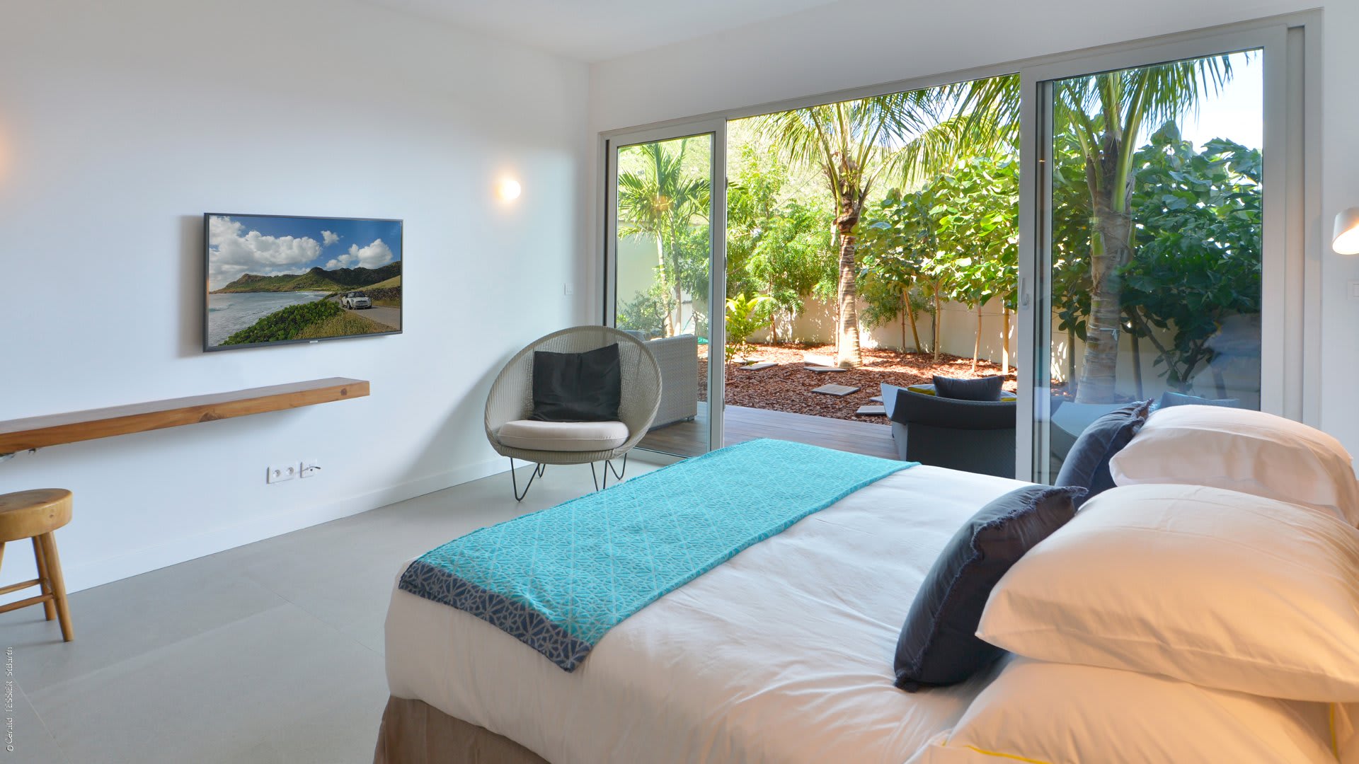 Superb Villa with Contemporary Style 5