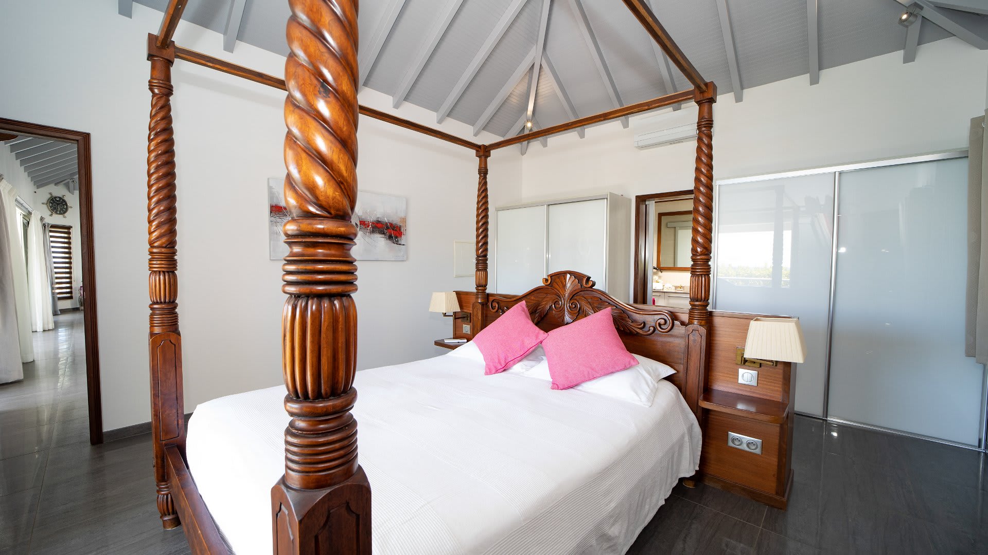 Quiet Villa Surrounded by Tropical Vegetation 4