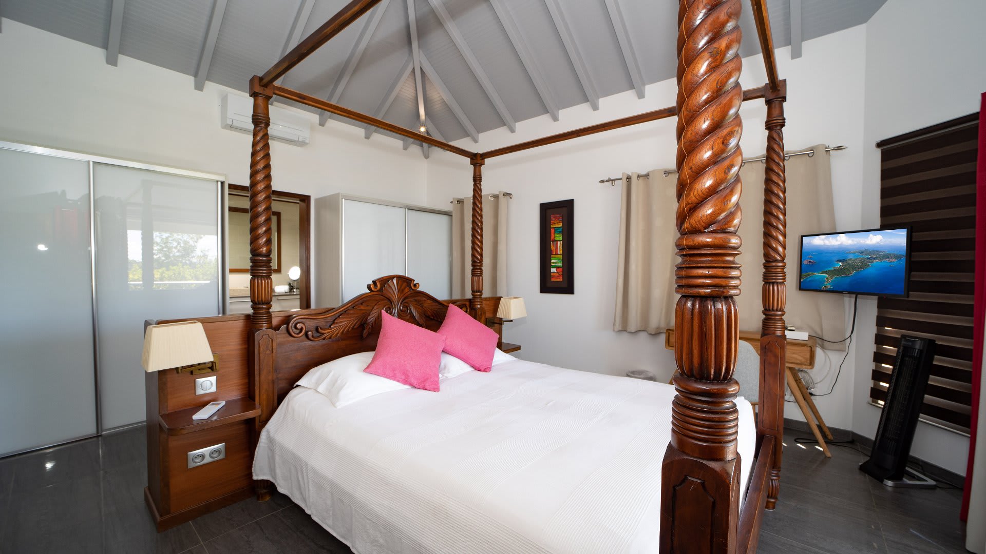 Quiet Villa Surrounded by Tropical Vegetation 3
