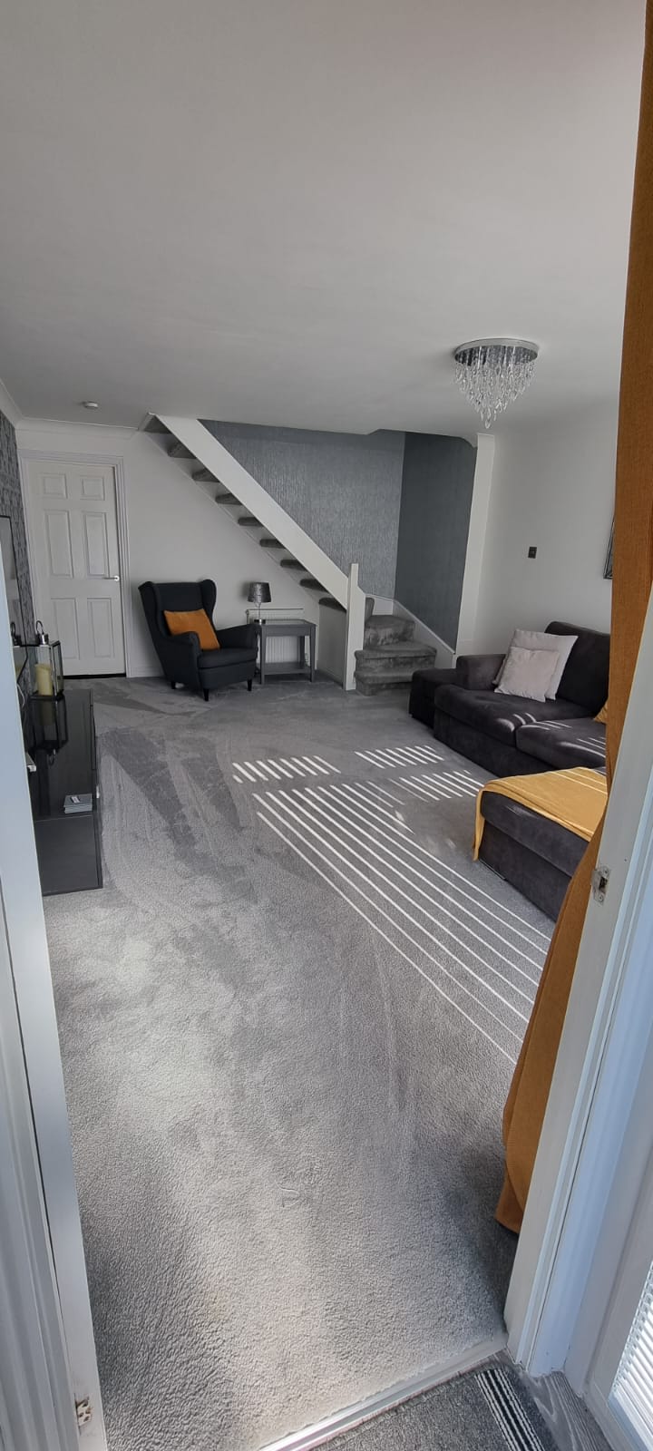 Beautiful 2 bed house, close to M74 and Strathclyde Park