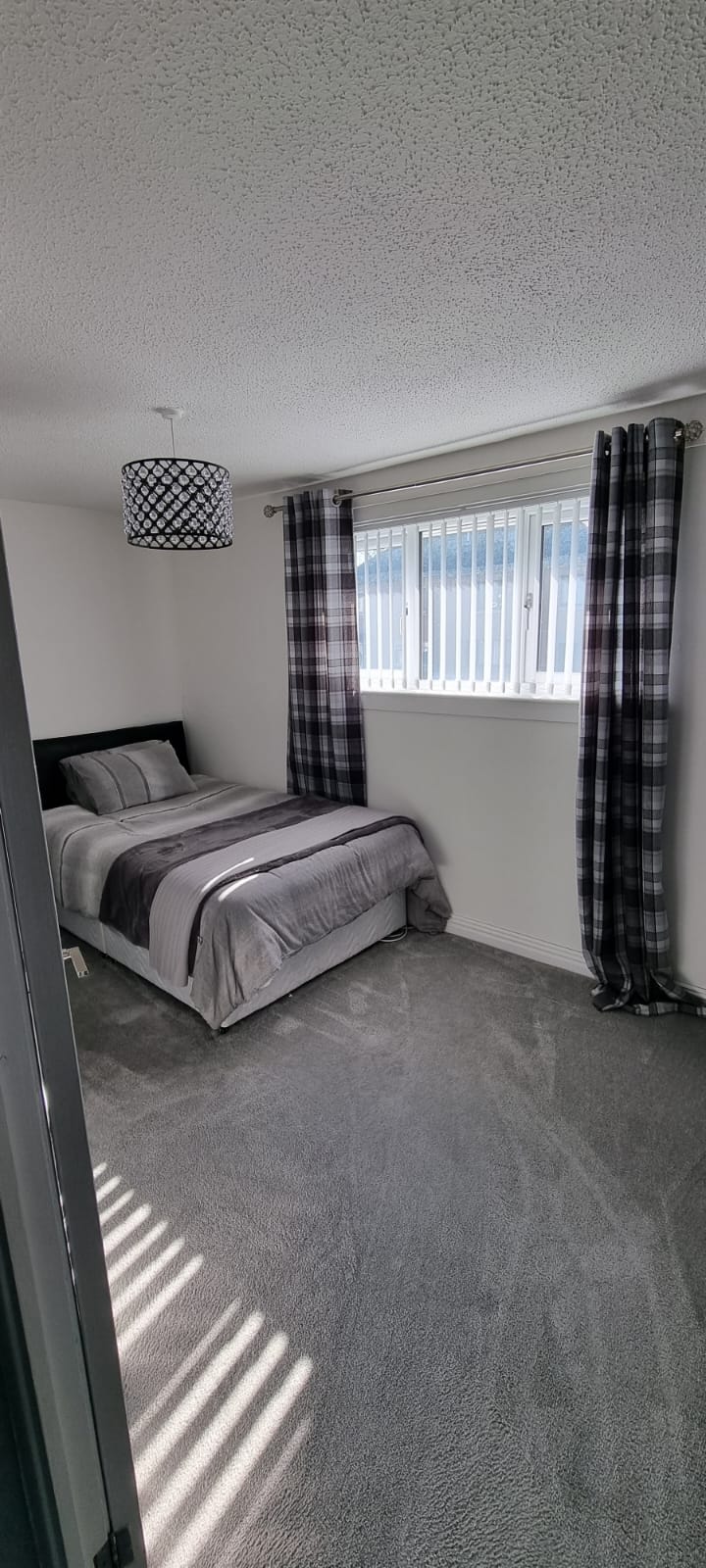 Beautiful 2 bed house, close to M74 and Strathclyde Park
