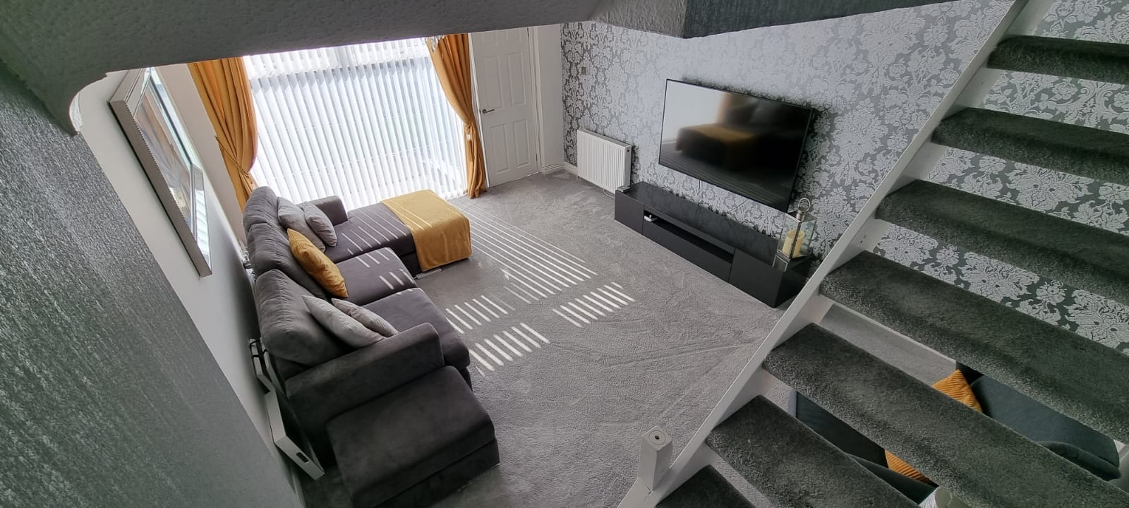 Beautiful 2 bed house, close to M74 and Strathclyde Park