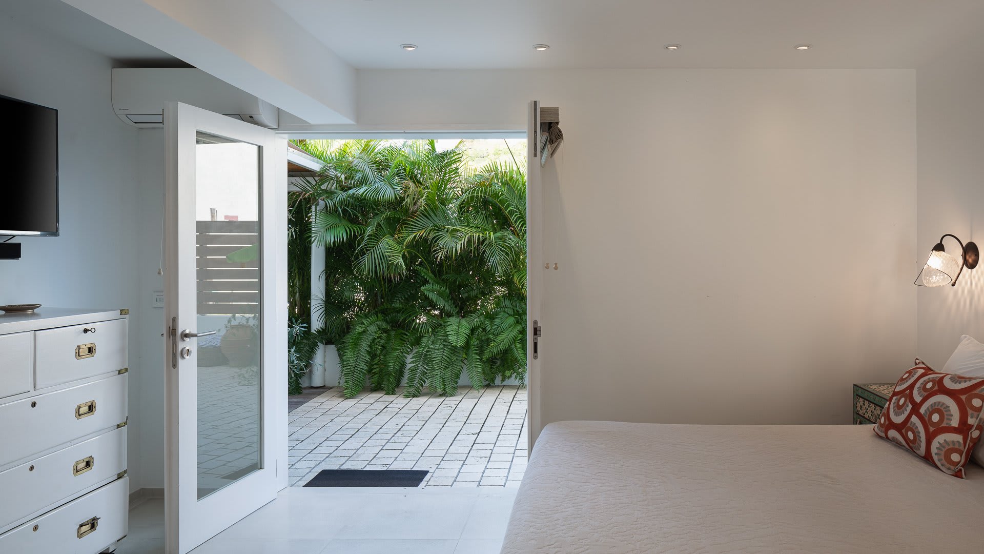 Caribbean Style Villa with Lush Environment 3