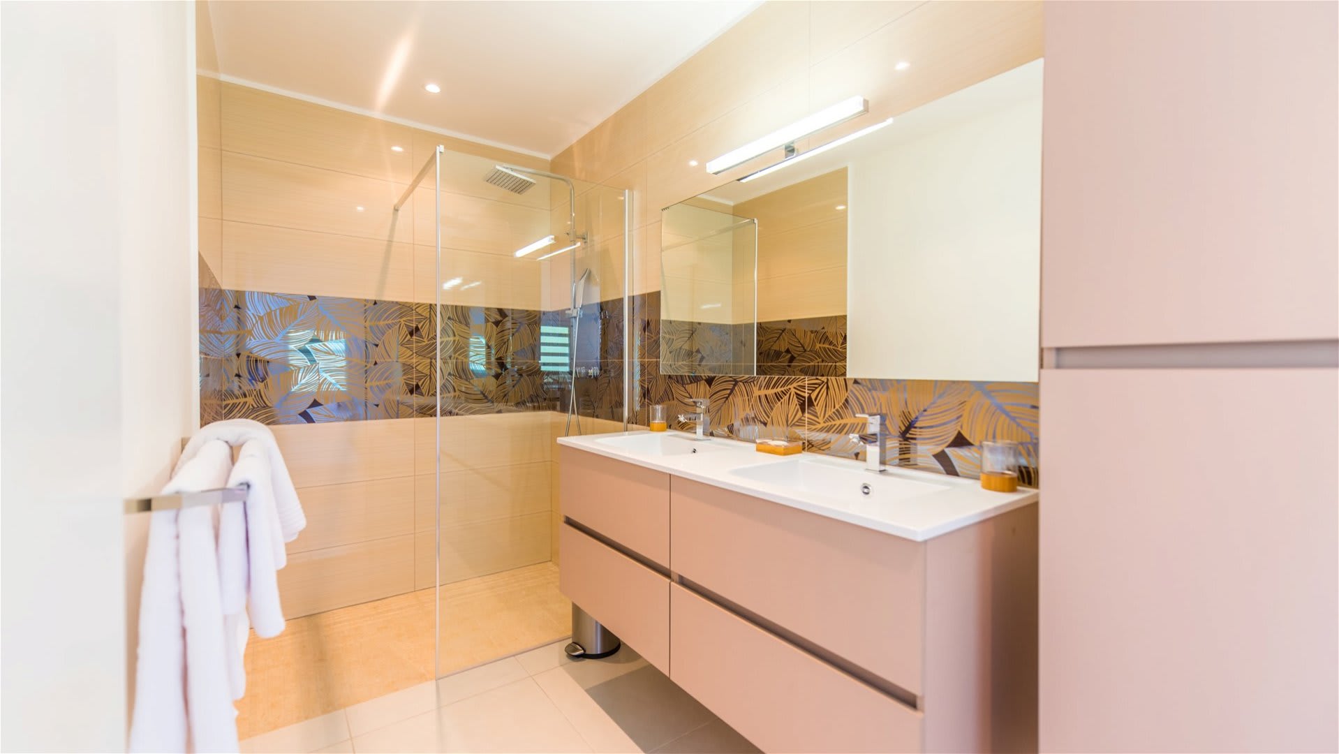 Lovely Villa with Lush Garden | Photo 17