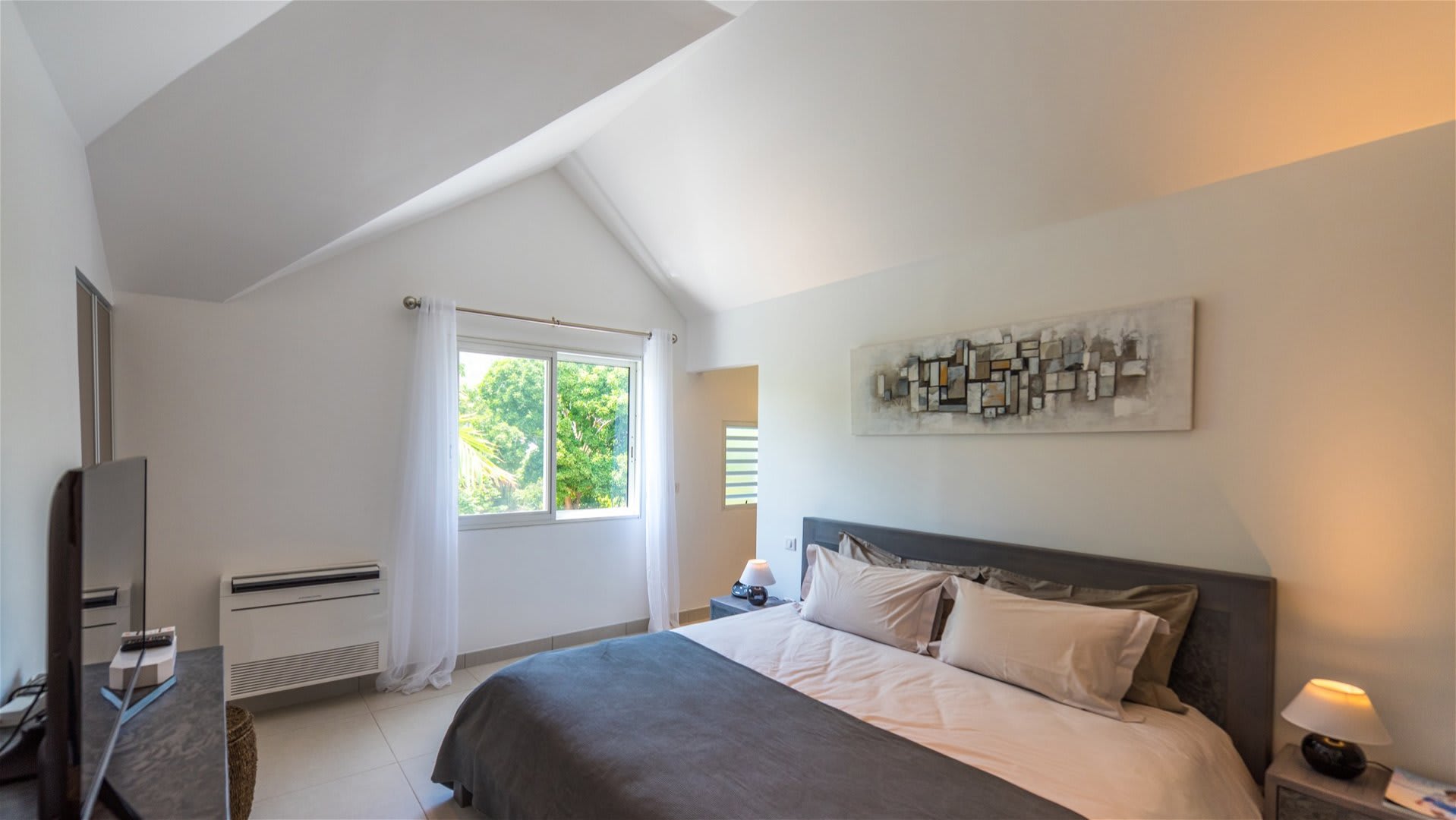 Lovely Villa with Lush Garden | Photo 5