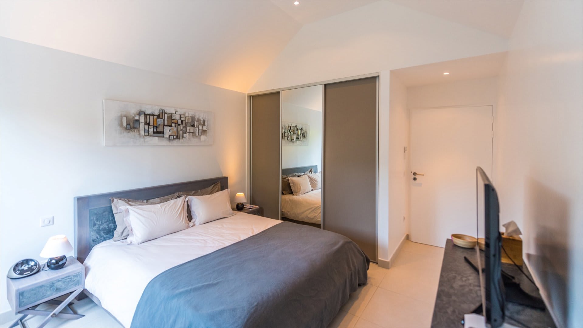 Lovely Villa with Lush Garden | Photo 6