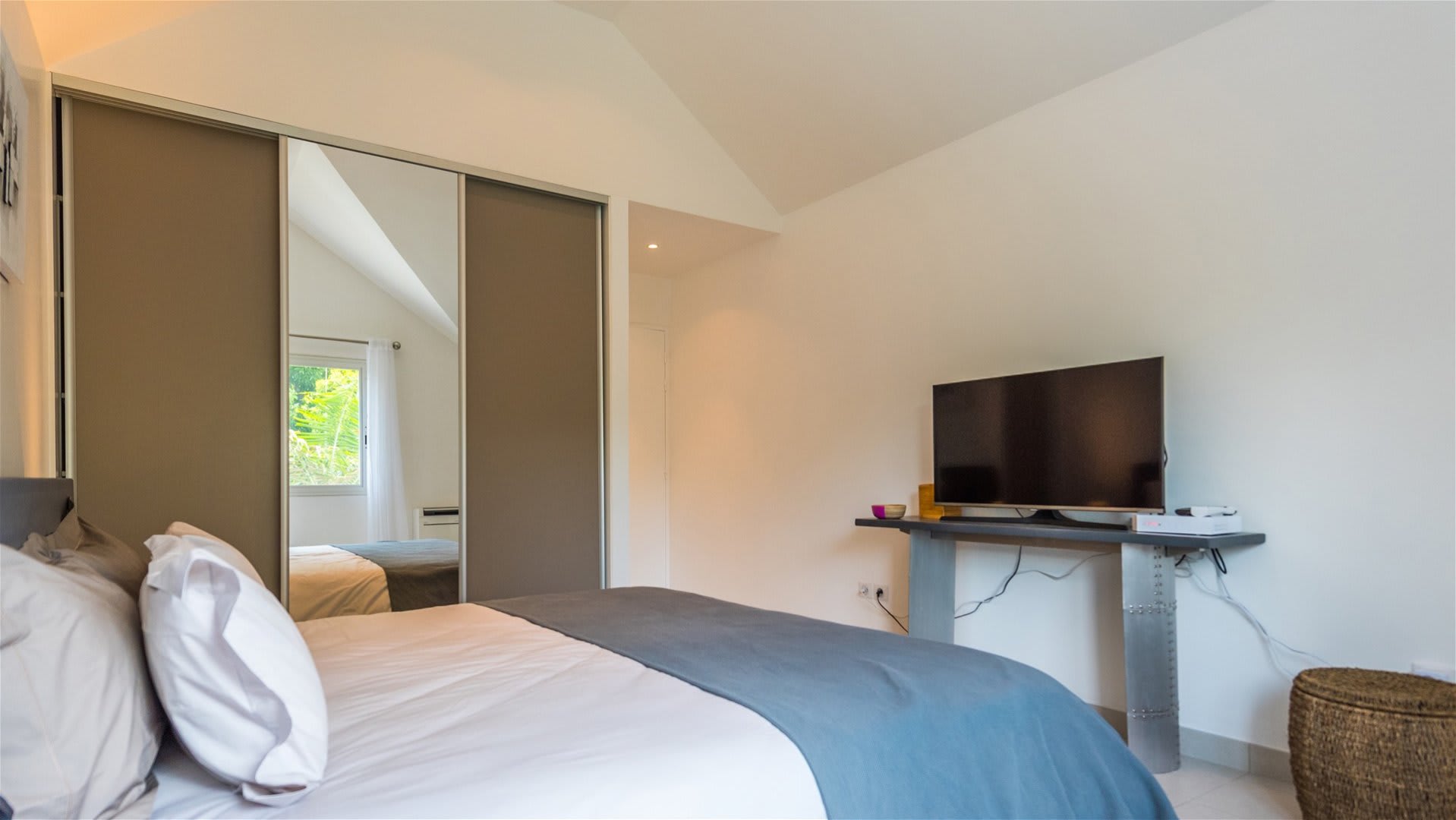 Lovely Villa with Lush Garden | Photo 7