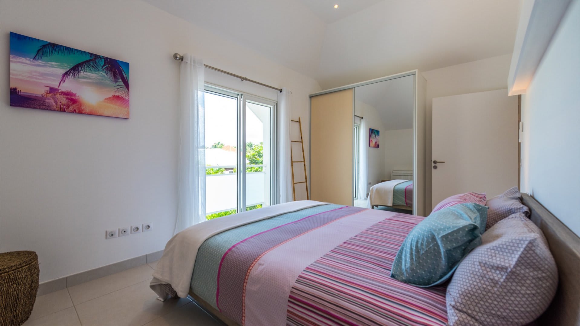 Lovely Villa with Lush Garden | Photo 4