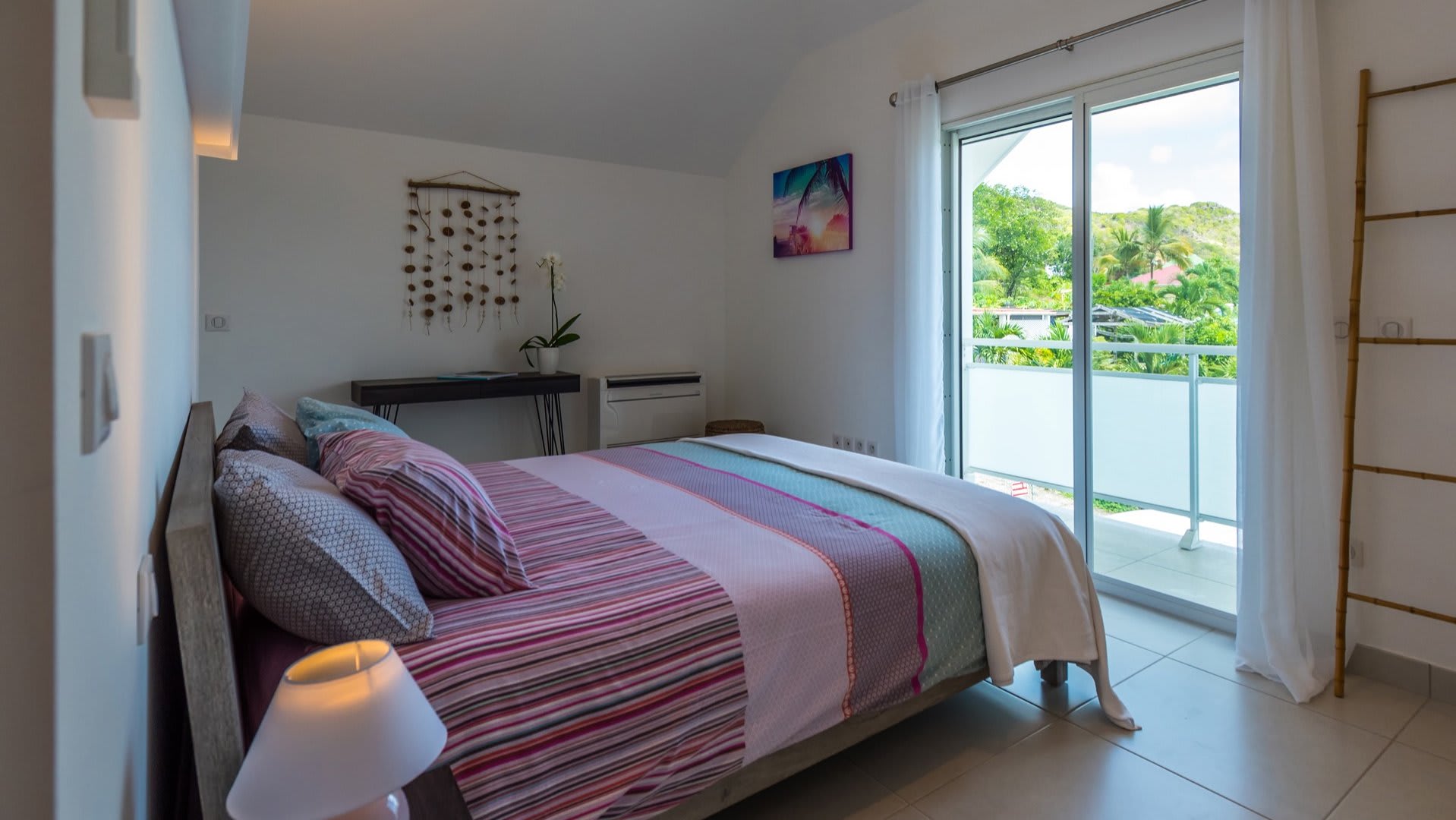 Lovely Villa with Lush Garden | Photo 3