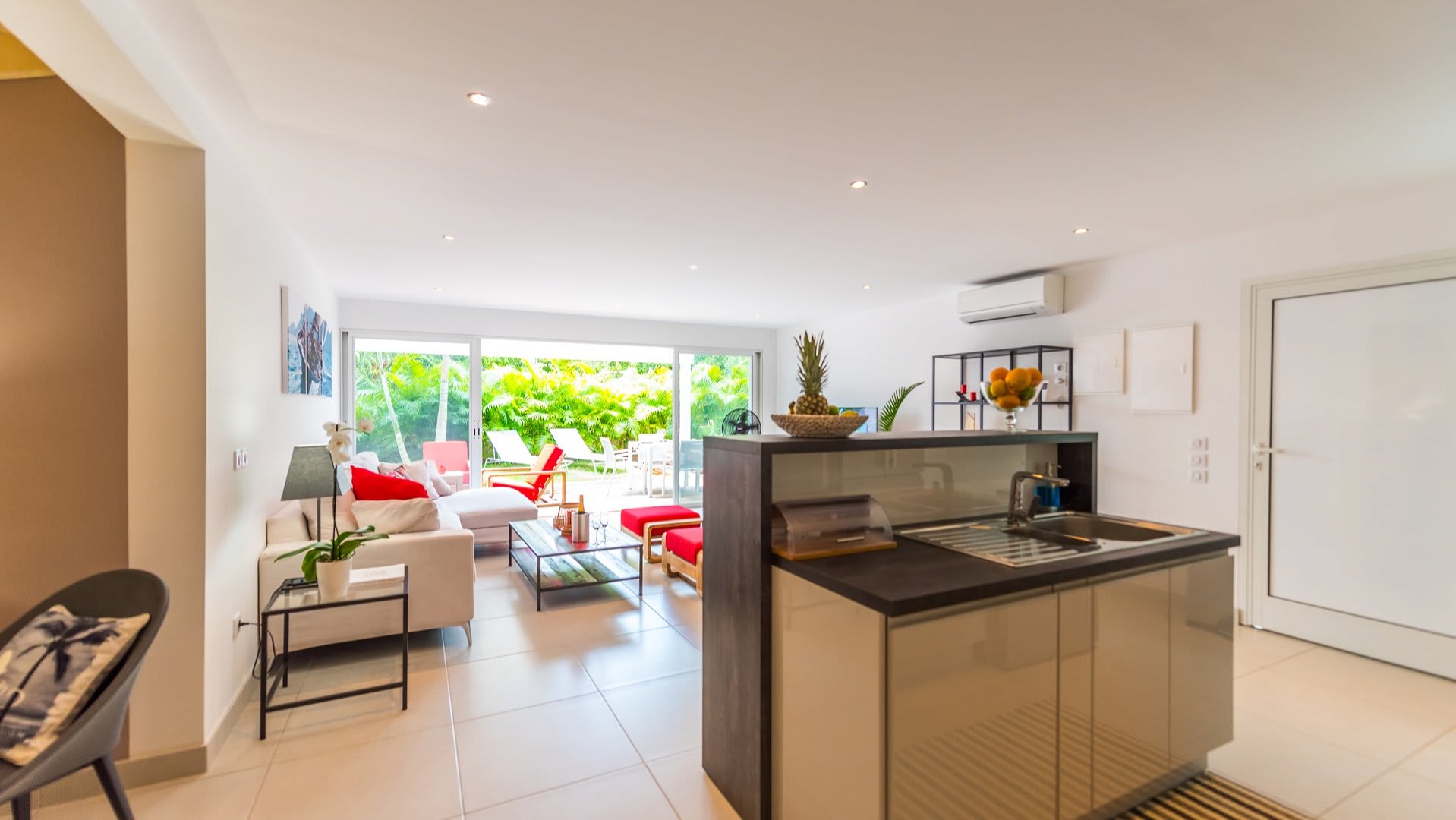 Lovely Villa with Lush Garden | Photo 8