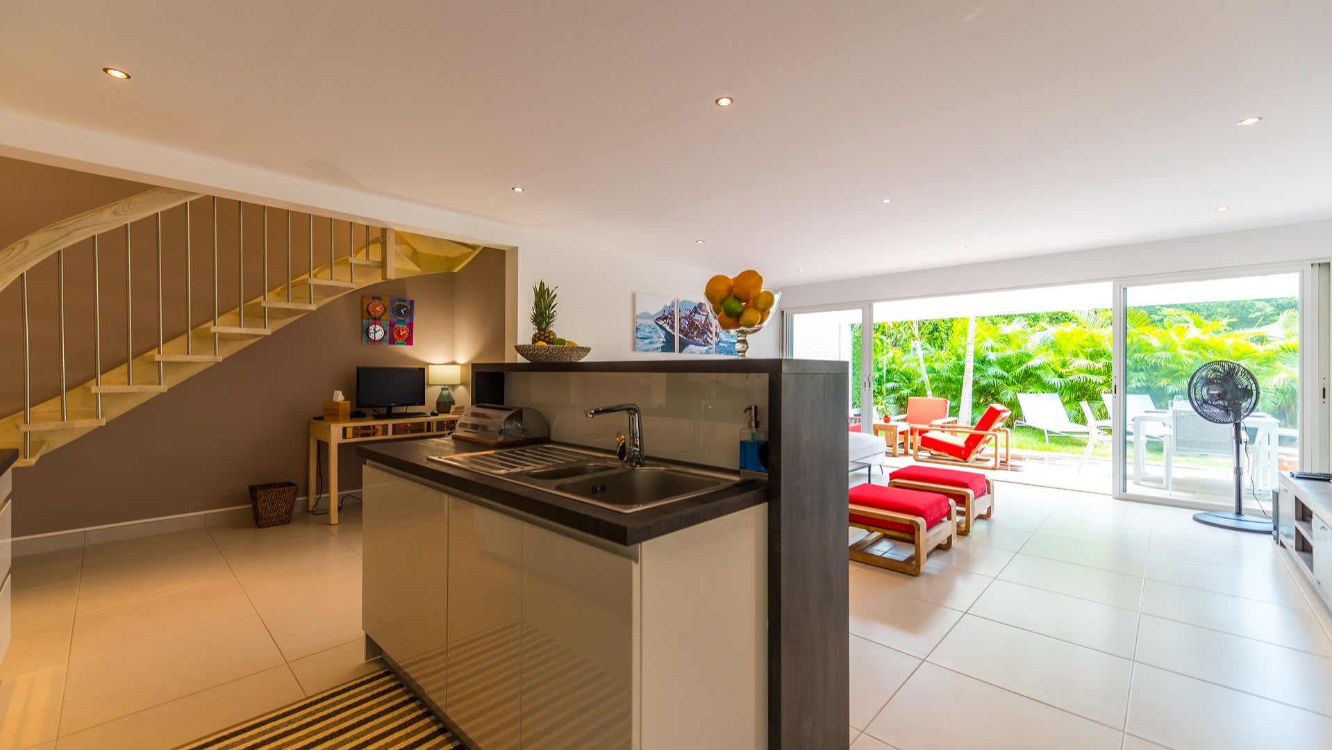 Lovely Villa with Lush Garden | Photo 9