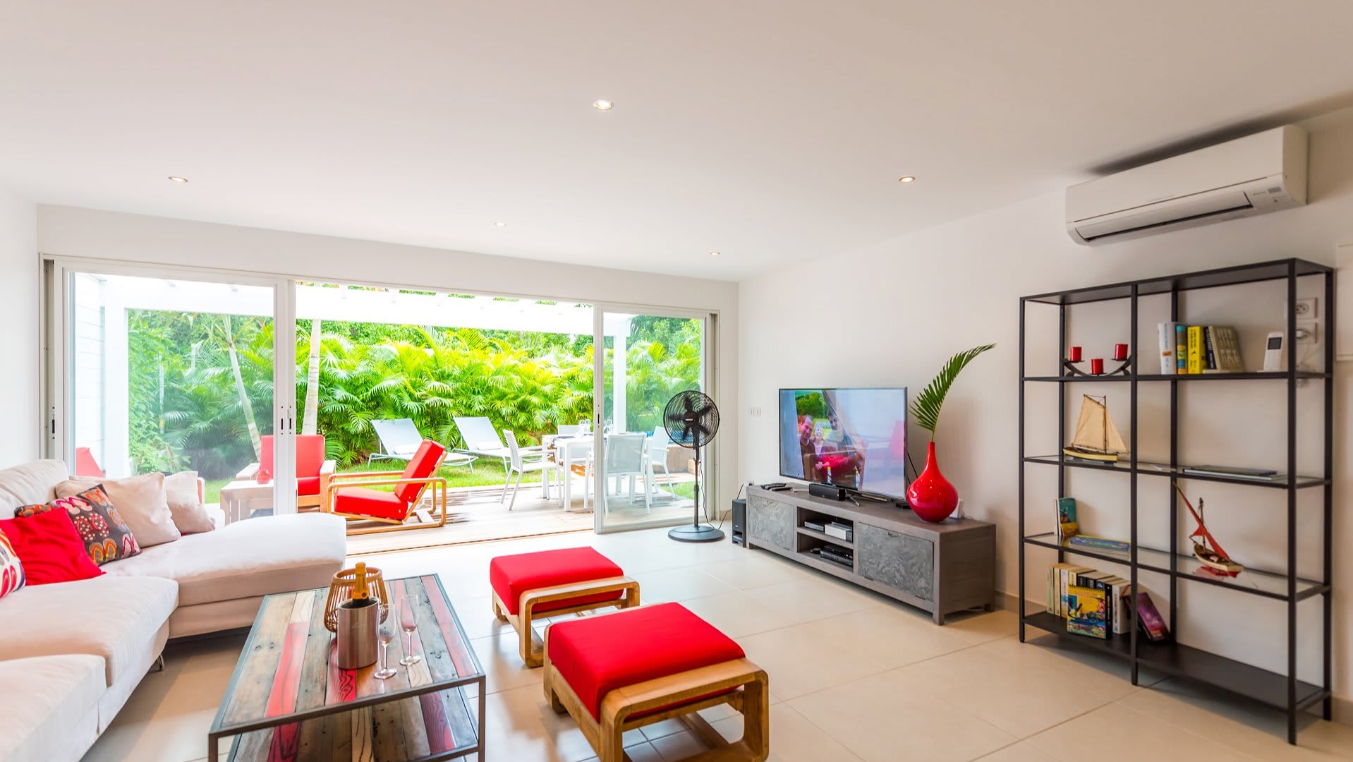 Lovely Villa with Lush Garden | Photo 12