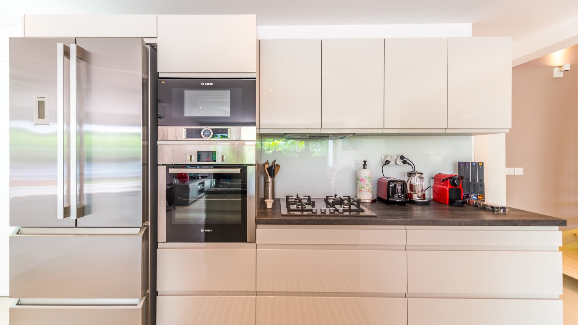 Lovely Villa with Lush Garden | Photo 10