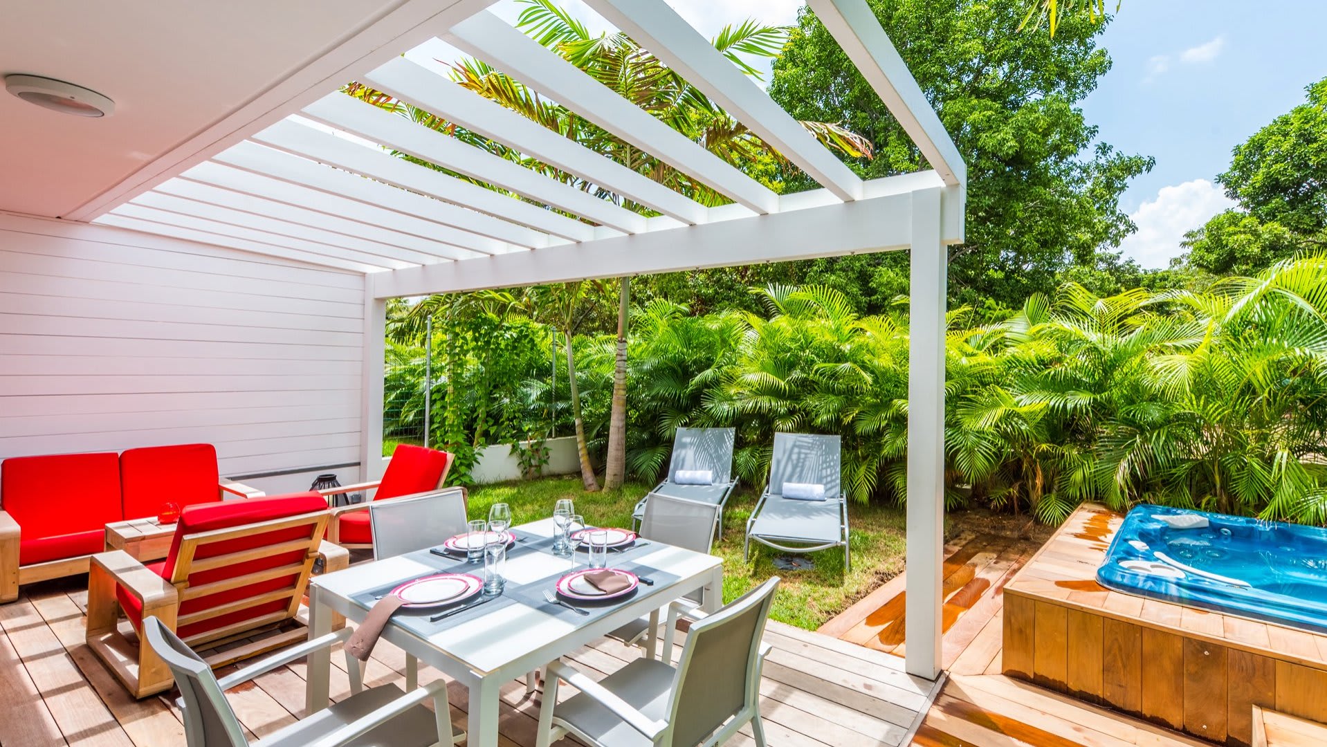 Lovely Villa with Lush Garden | Photo 22