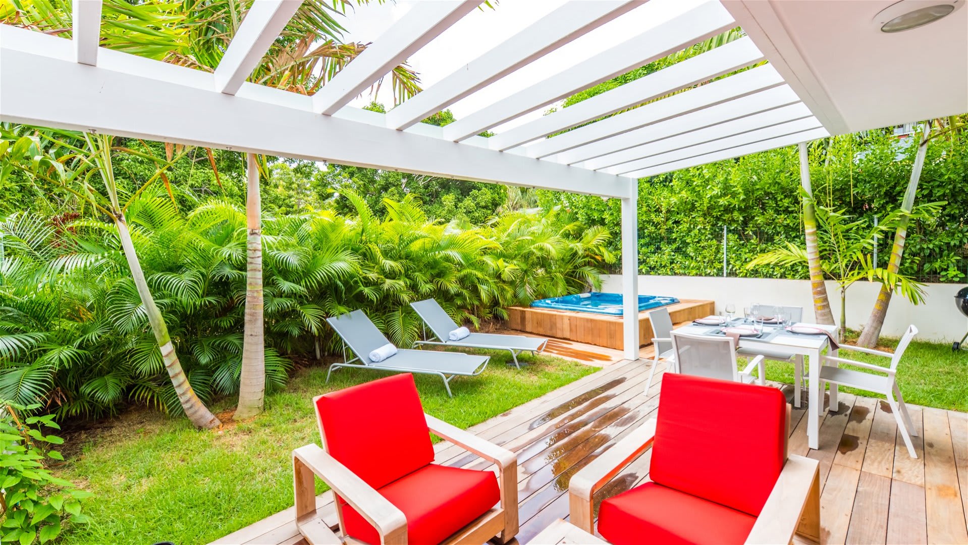 Lovely Villa with Lush Garden | Photo 20