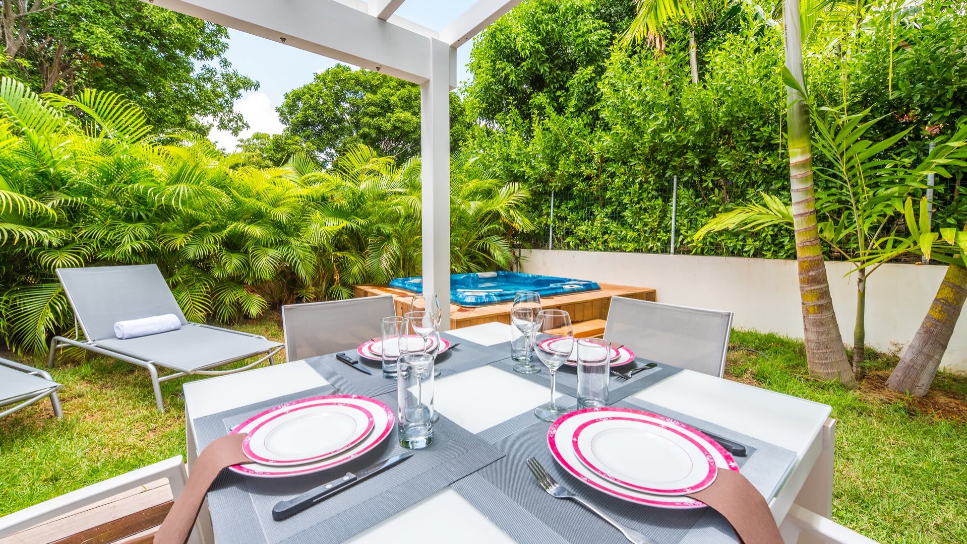 Lovely Villa with Lush Garden | Photo 24