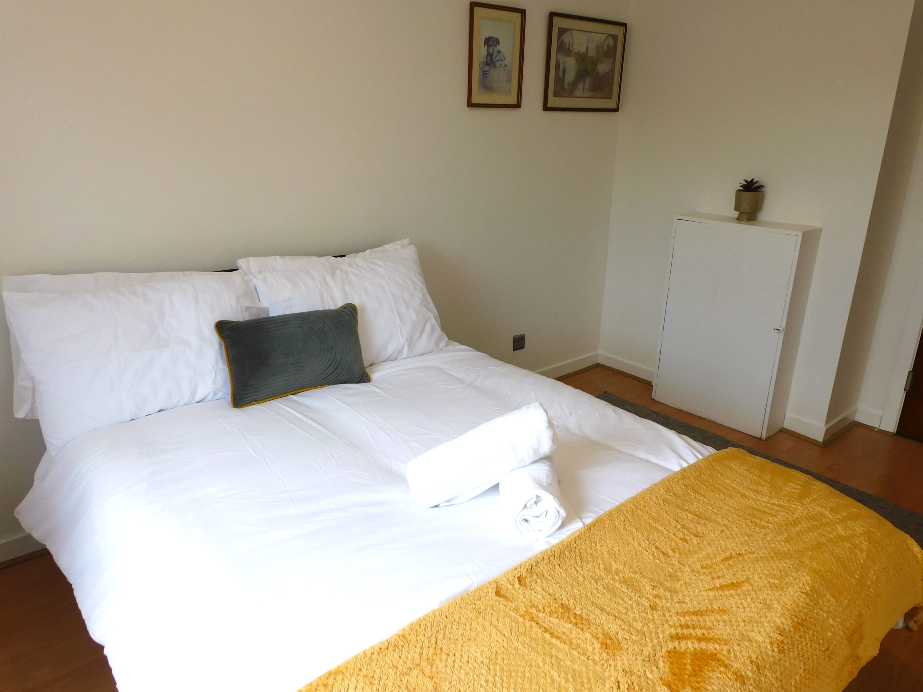 Charming 2 bed apt close to City and SEC/Hydro