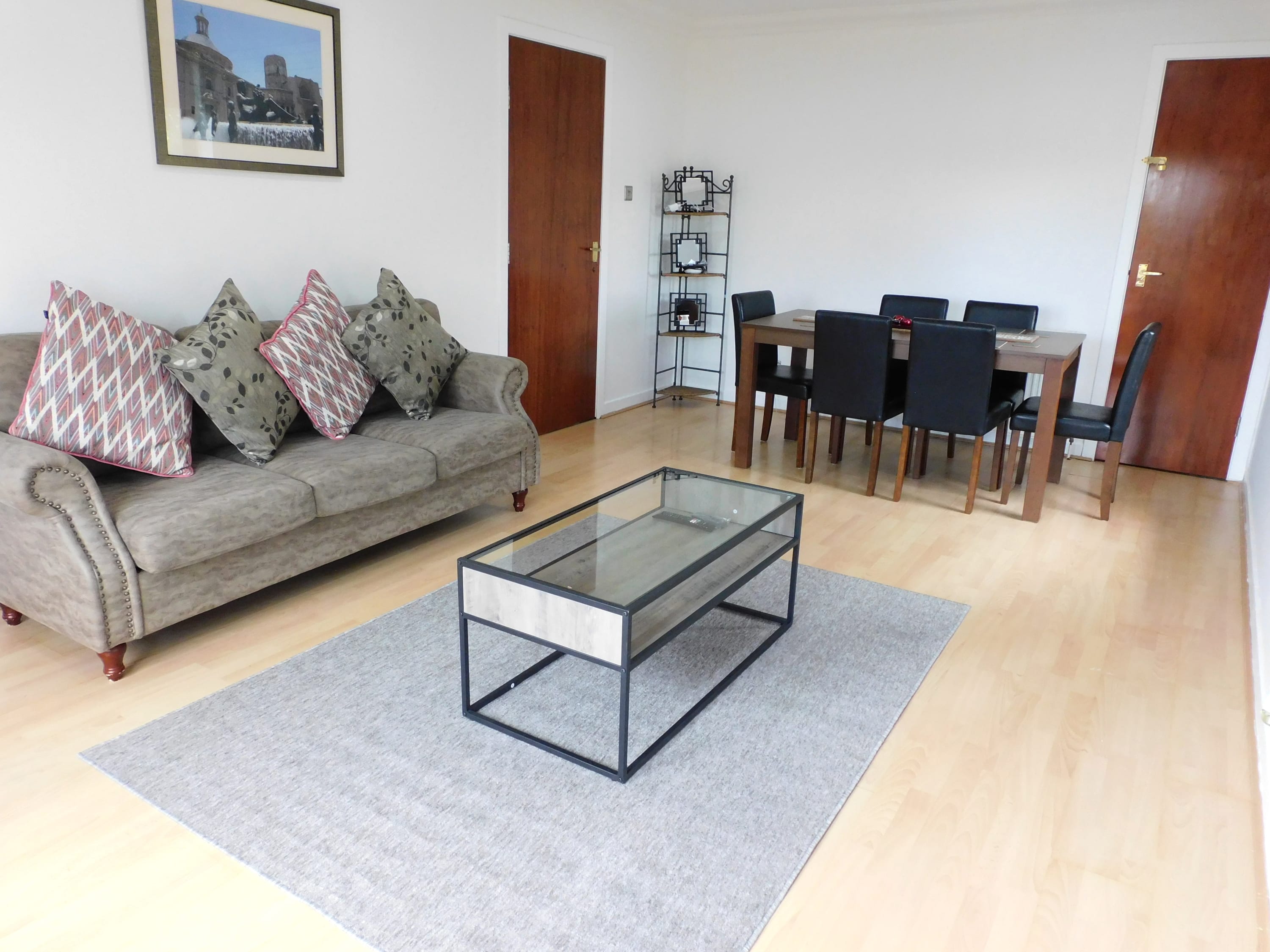 Charming  2 bed apt close to City and SEC/Hydro