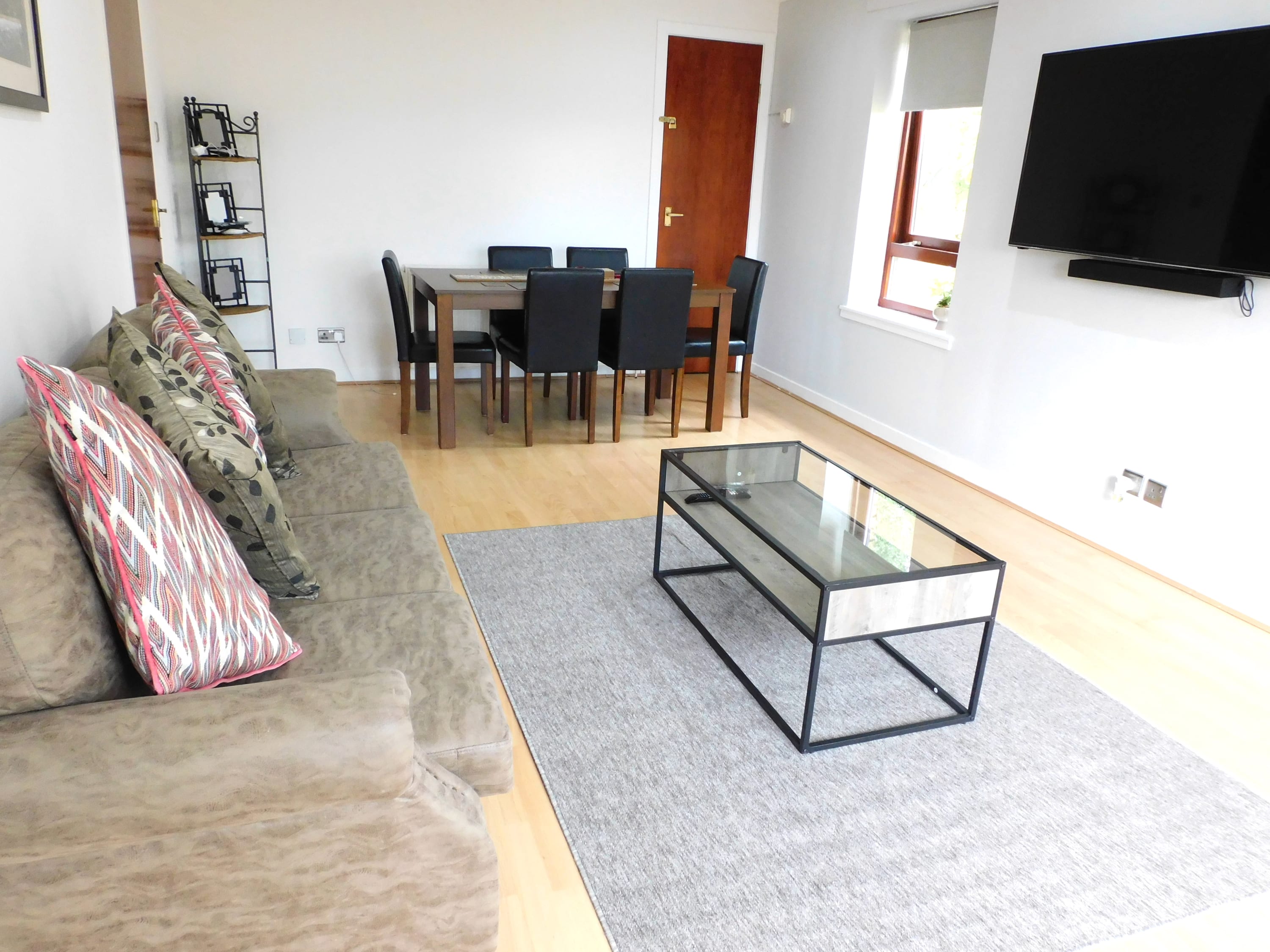 Charming 2 bed apt close to City and SEC/Hydro