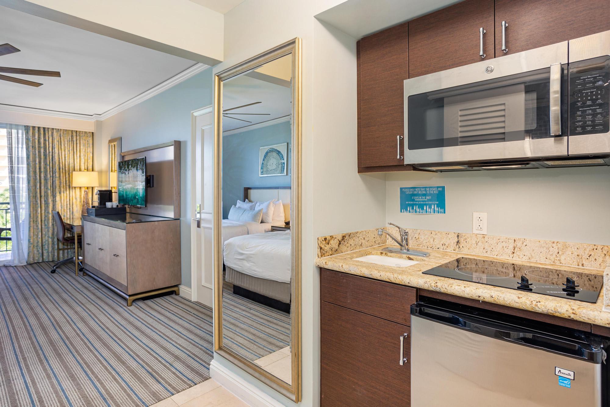 Waterfront resort suite w/ pool & hot tub