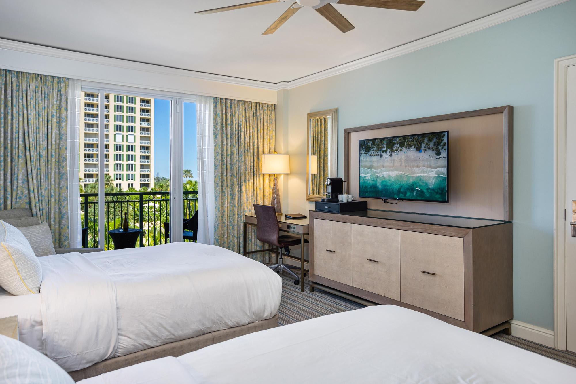 Waterfront resort suite w/ pool & hot tub