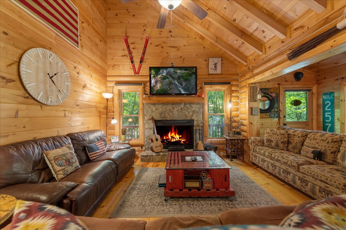 Dancing Bears cabin with hot tub fireplace creek