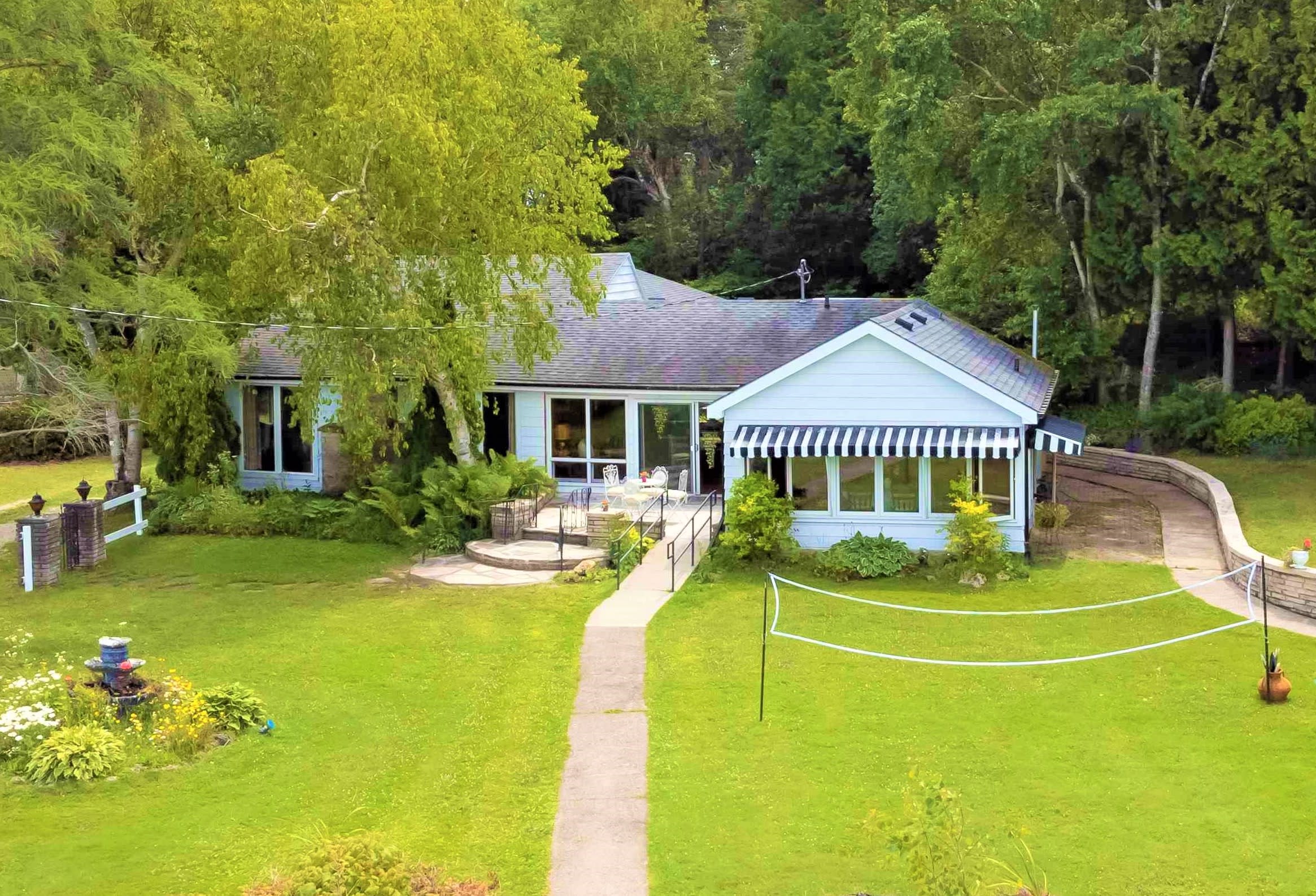 Direct beach access cottage - 4 br — Wiarton, Ontario — vacation rental