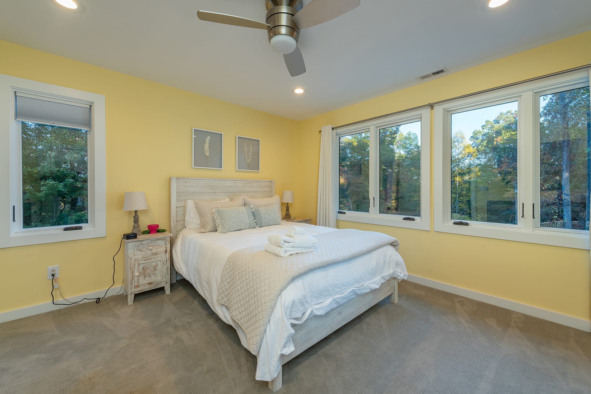 Queen bedroom with 2 nightstands