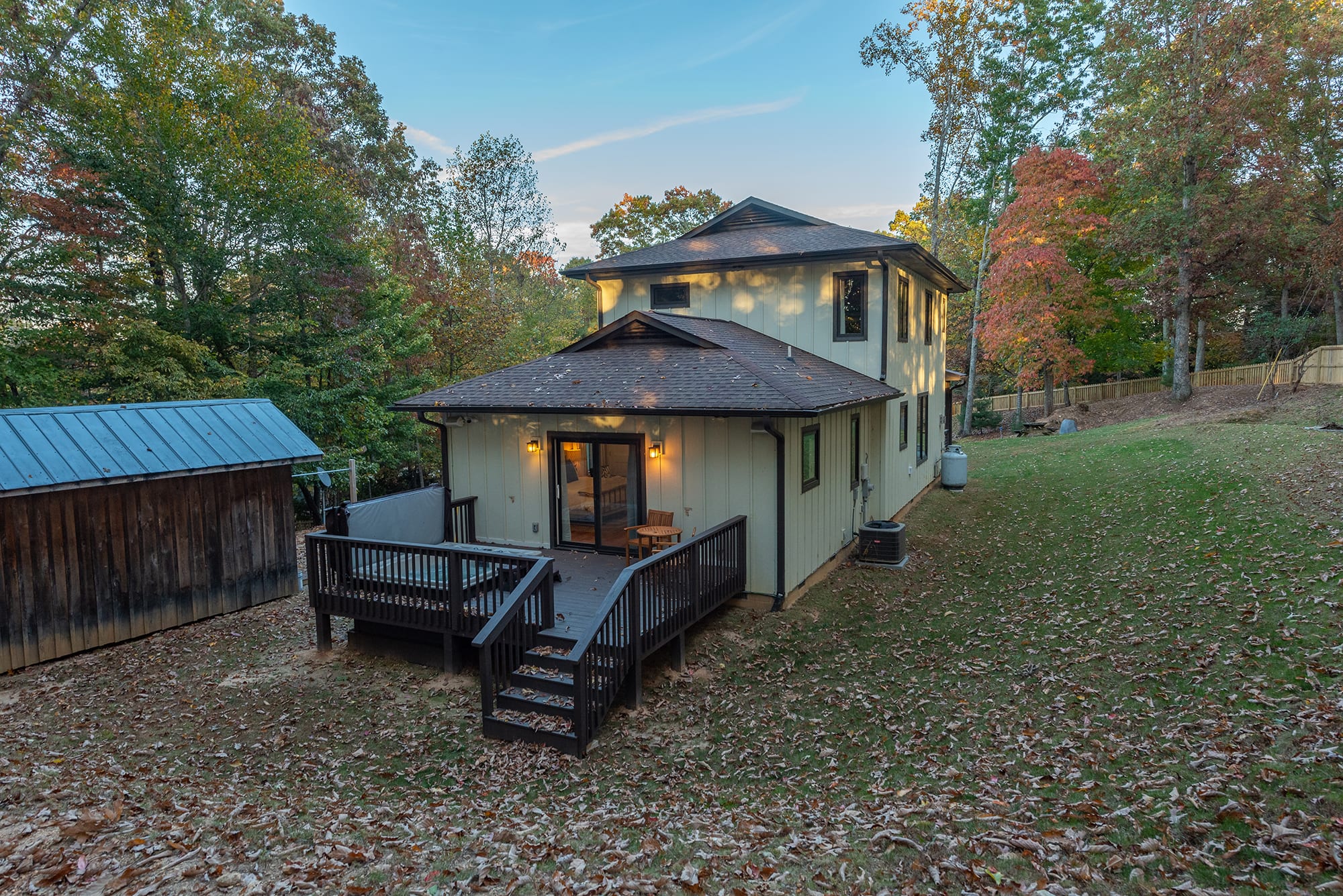 Near Asheville!! Hot Tub~Fire Pit+BBQ!!Sleeps 10!!