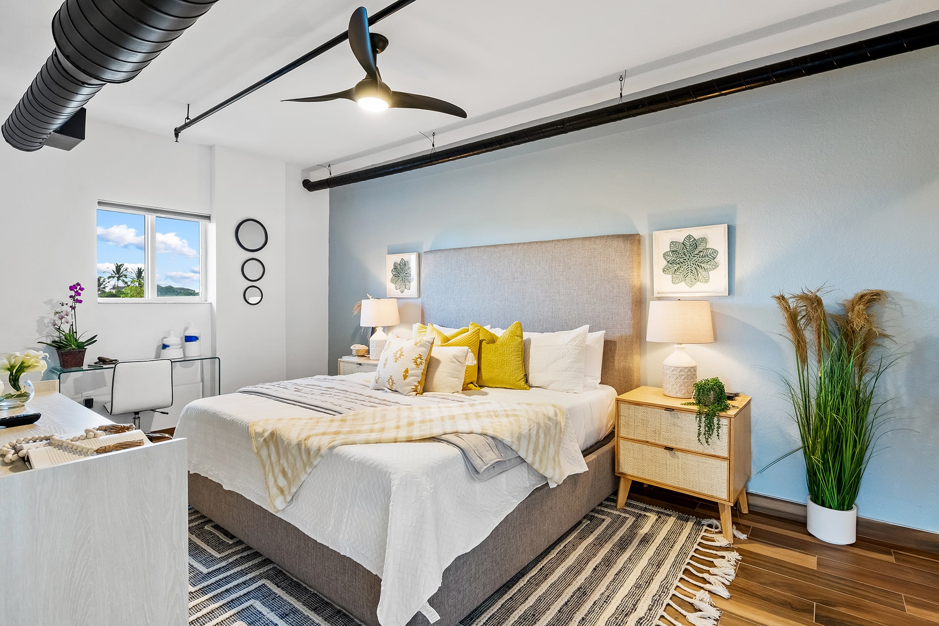 Suite 304: King Bed, Balcony, Heated Pool, Gym