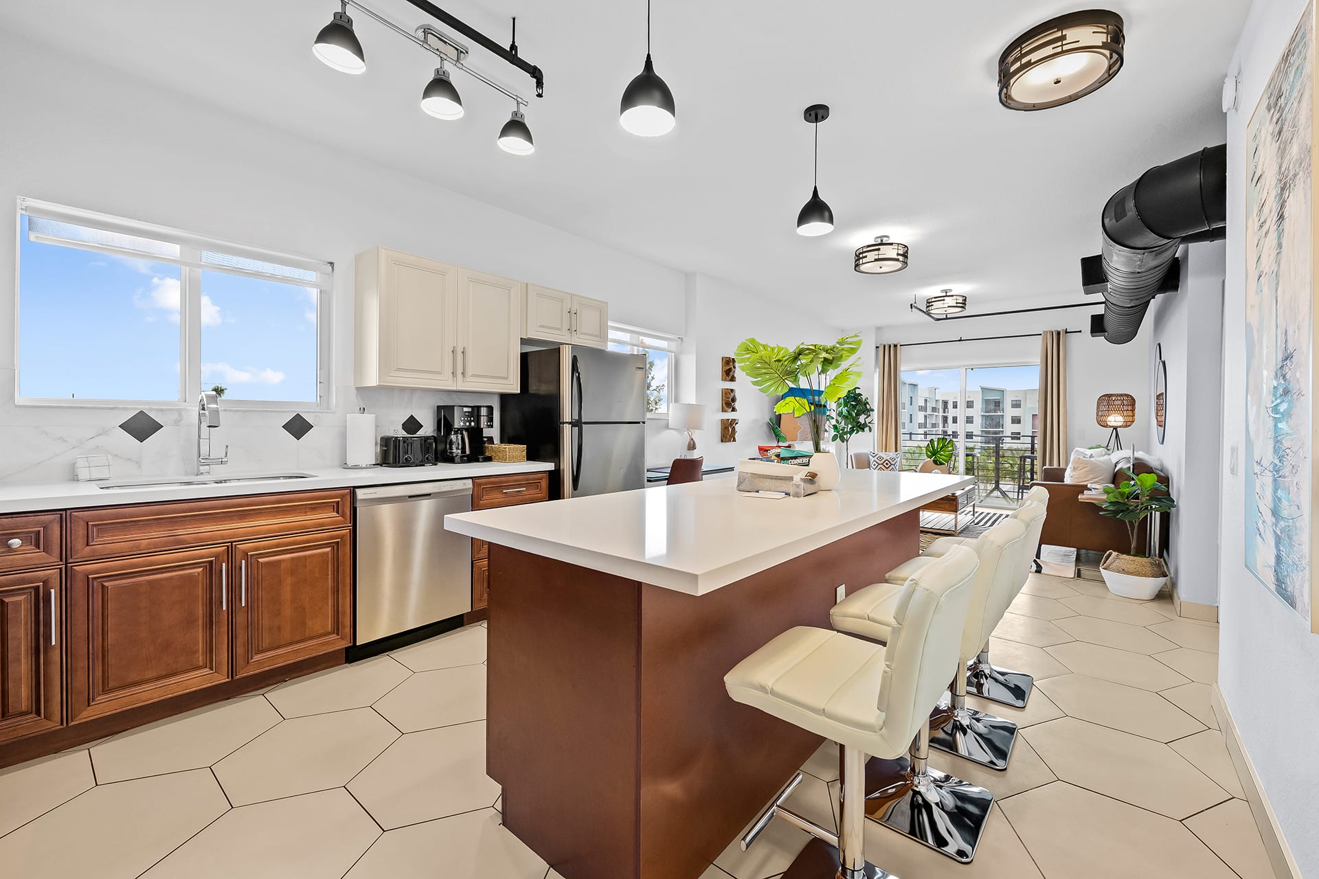 Suite 402: Deluxe King, Balcony, Heated Pool, Gym