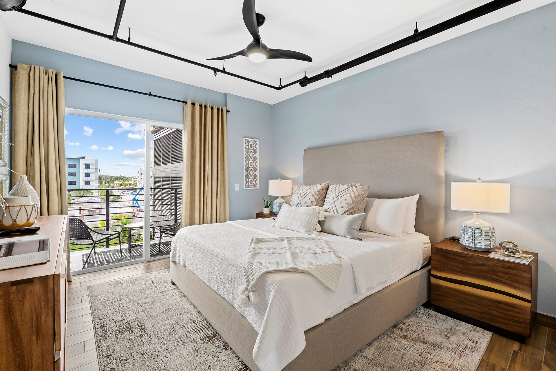 Suite 402: Deluxe King, Balcony, Heated Pool, Gym