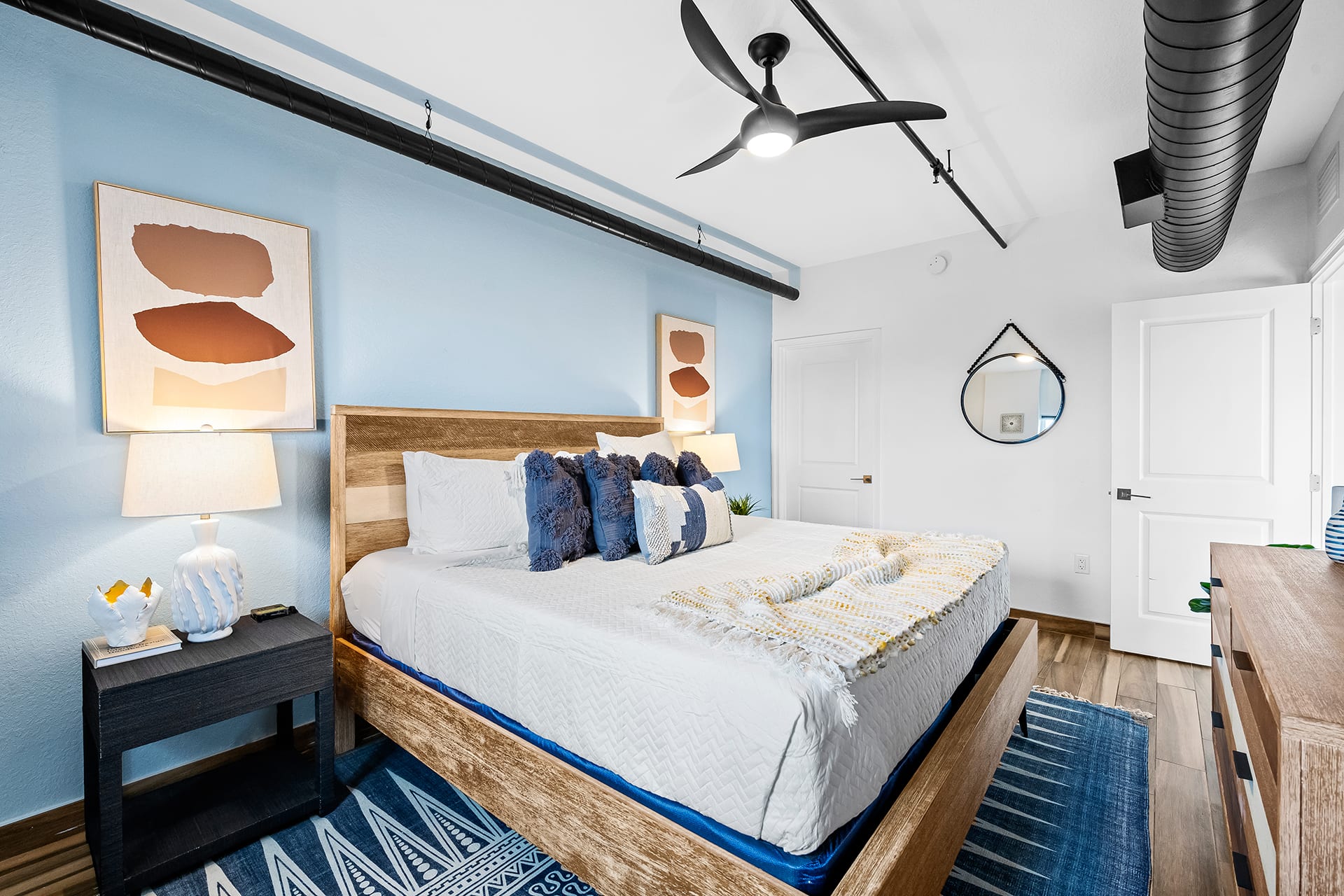 Suite 404: King Bed, Balcony, Heated Pool, Gym