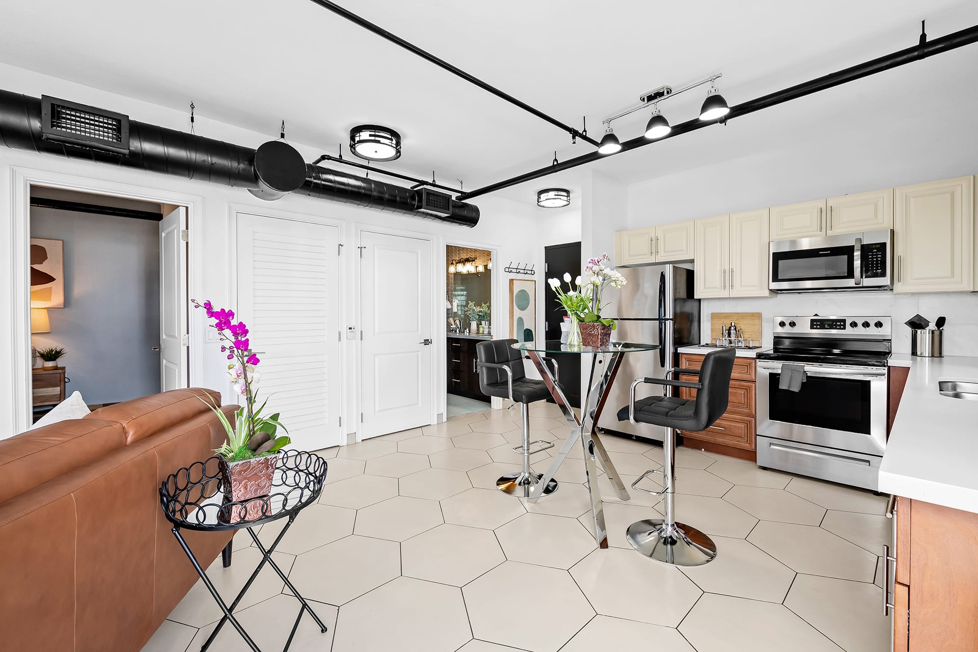 Suite 404: King Bed, Balcony, Heated Pool, Gym