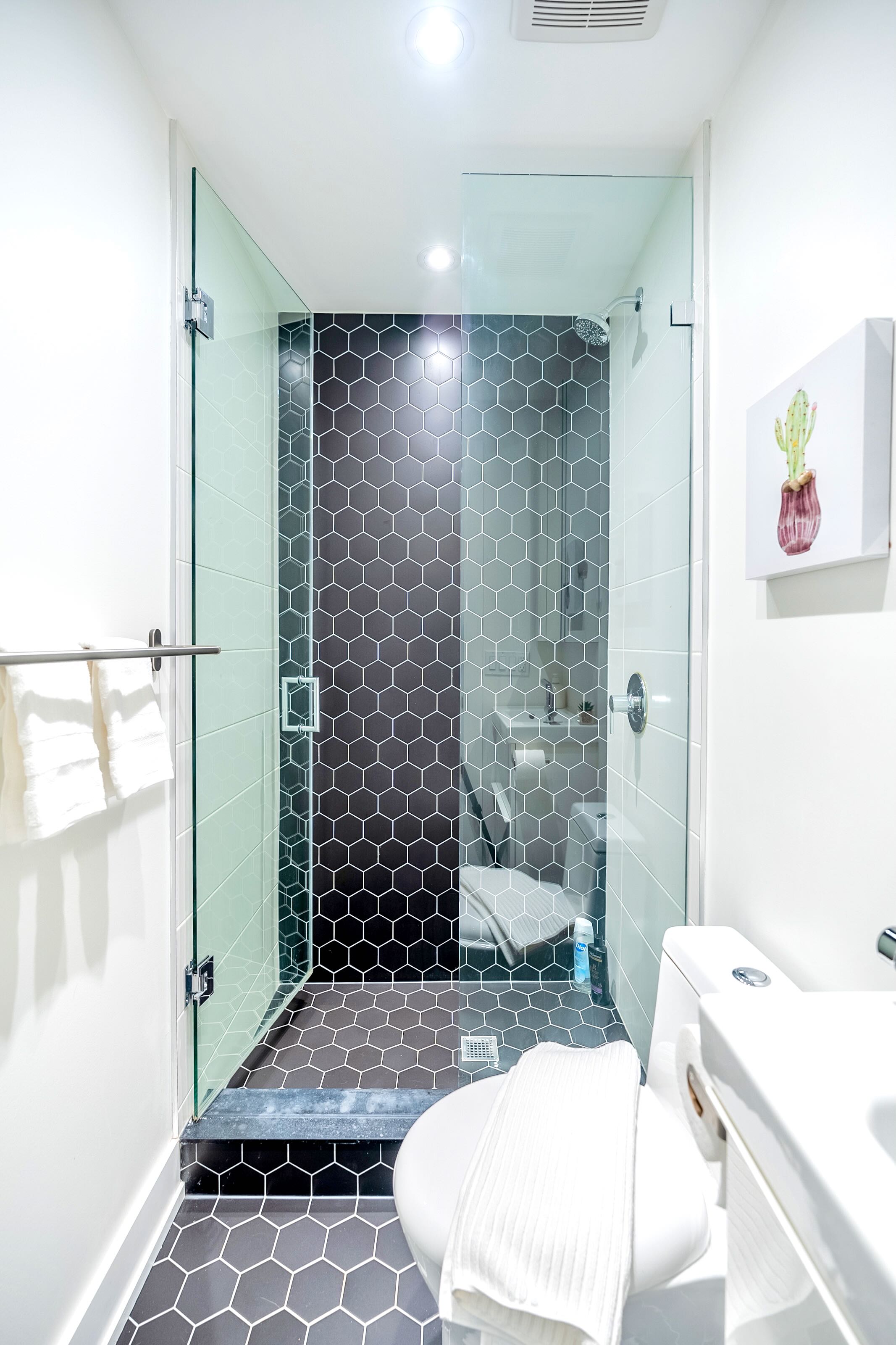 3BR Modern Condo Minutes From High Park | Photo 18