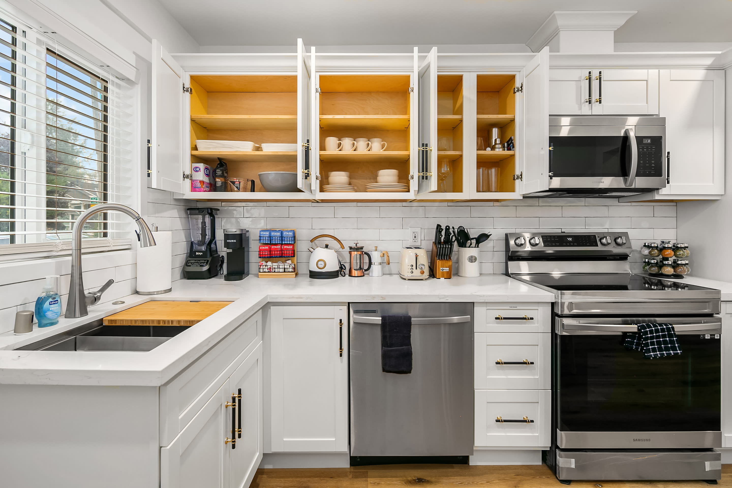 Brand New Designerās Stylish 1BR Home |1min to I5