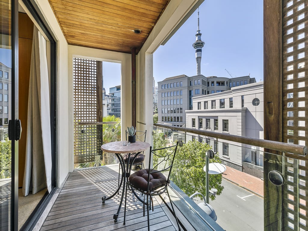 Enormous One Bedroom Beauty in CBD Free Parking