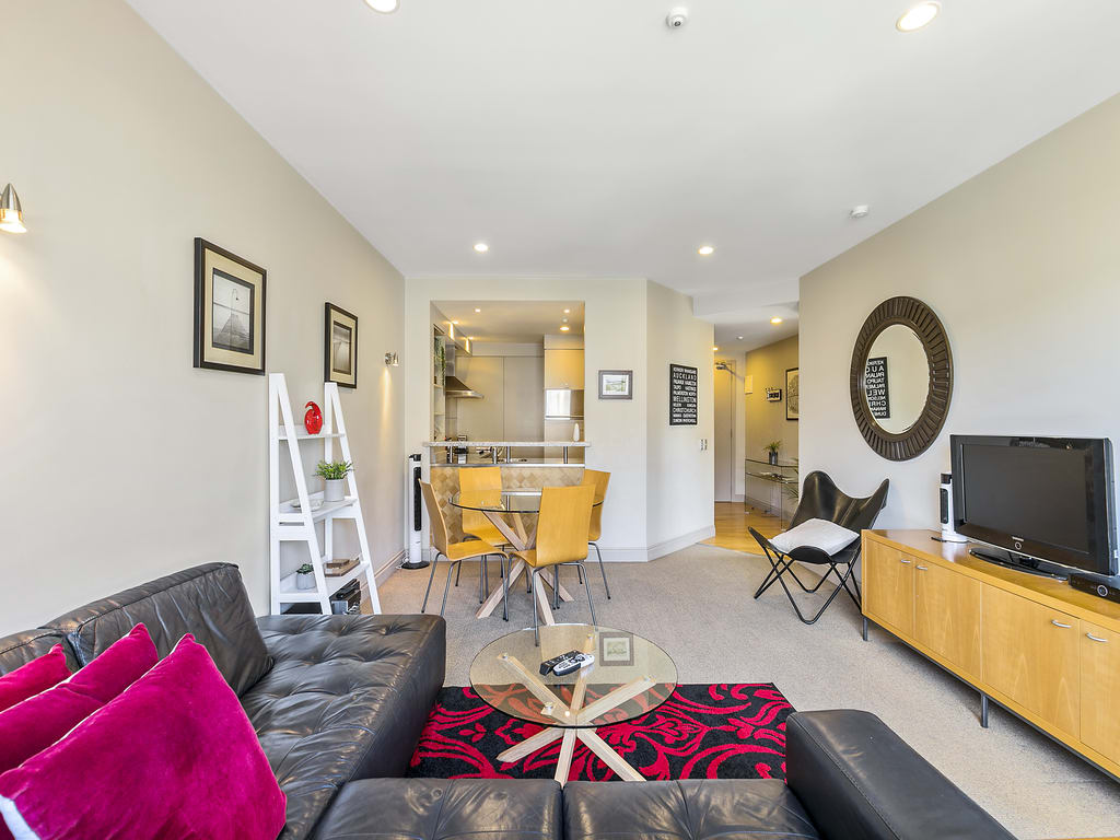Enormous One Bedroom Beauty in CBD Free Parking | Photo 3