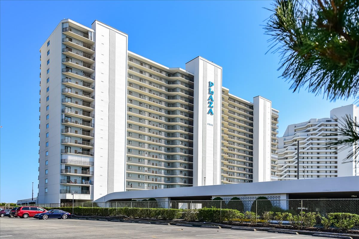 Large Direct Oceanfront Condo with Great Amenities Photo