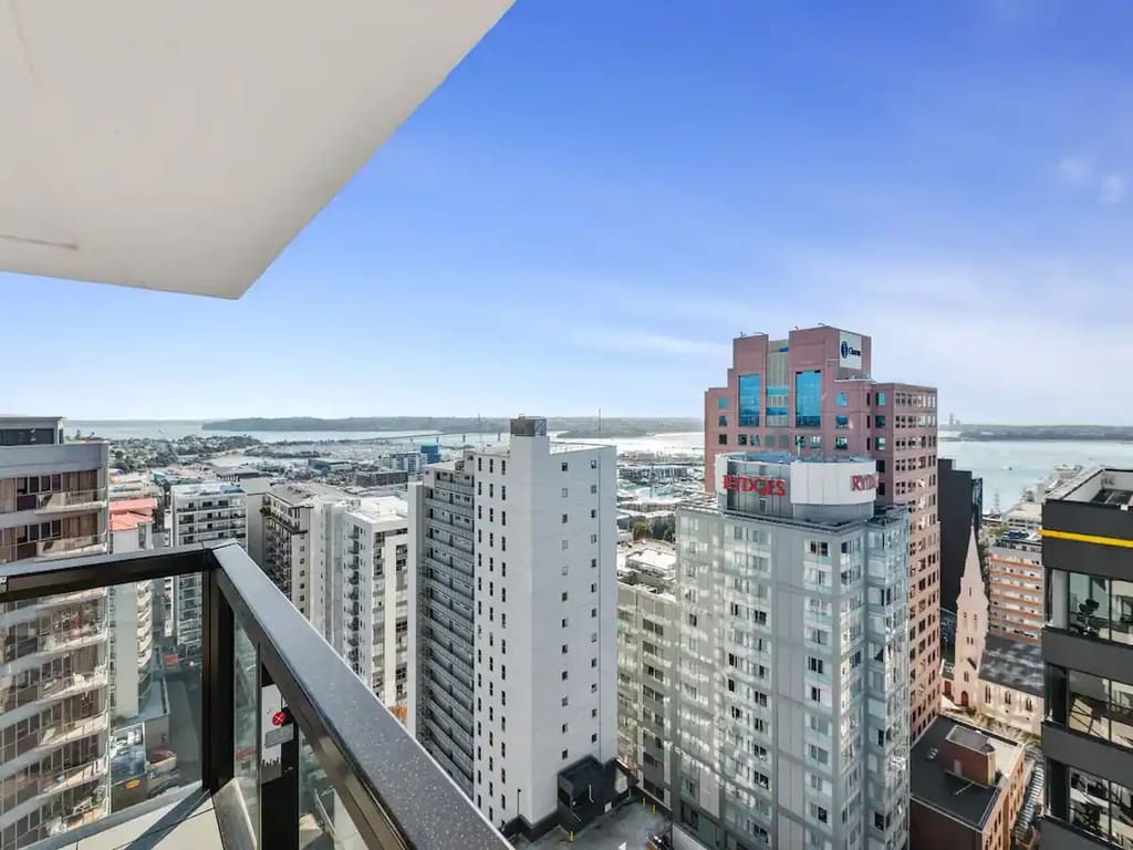 Just Opposite to Sky tower 2 Bed 2 Bath in CBD | Photo 3