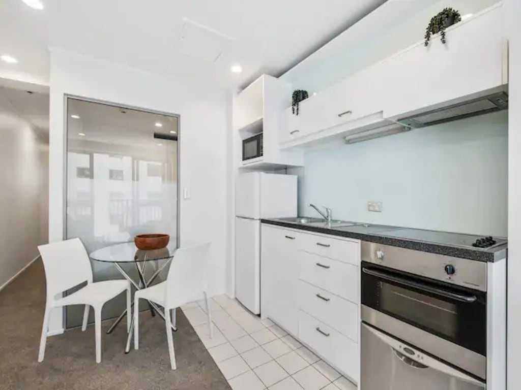 Lovely Two Bedroom Apartment Close to Sky Tower | Photo 3
