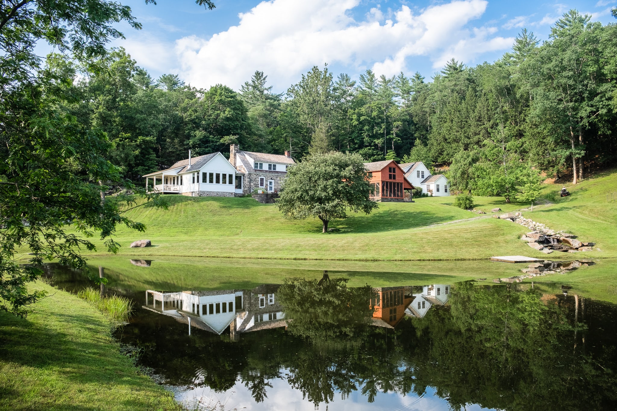 River Rock Lodge,12 acres, Stocked Pond, Hot Tub, WiFi