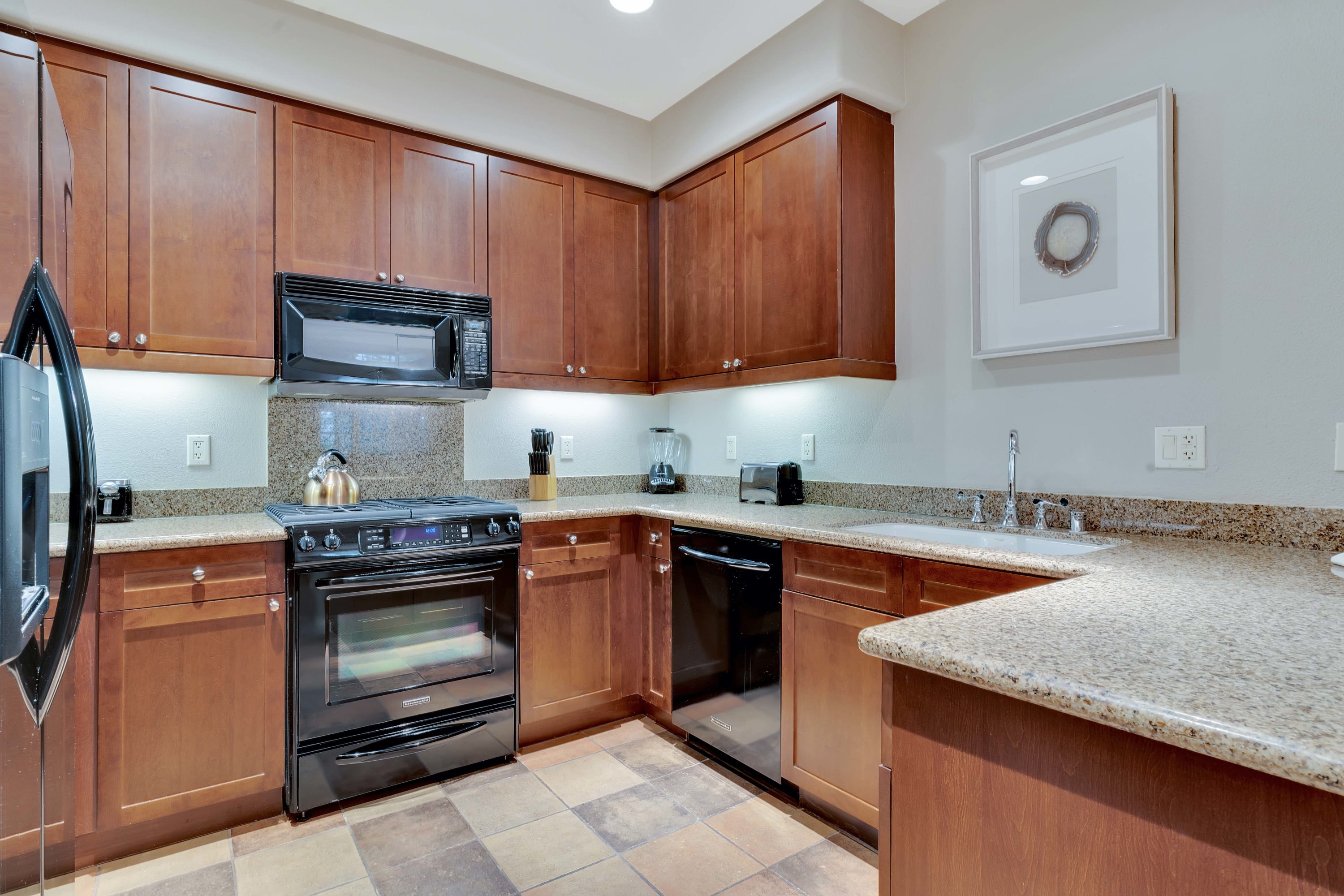 Stunning Ground Floor Villa Steps to Pool! - Photo 5