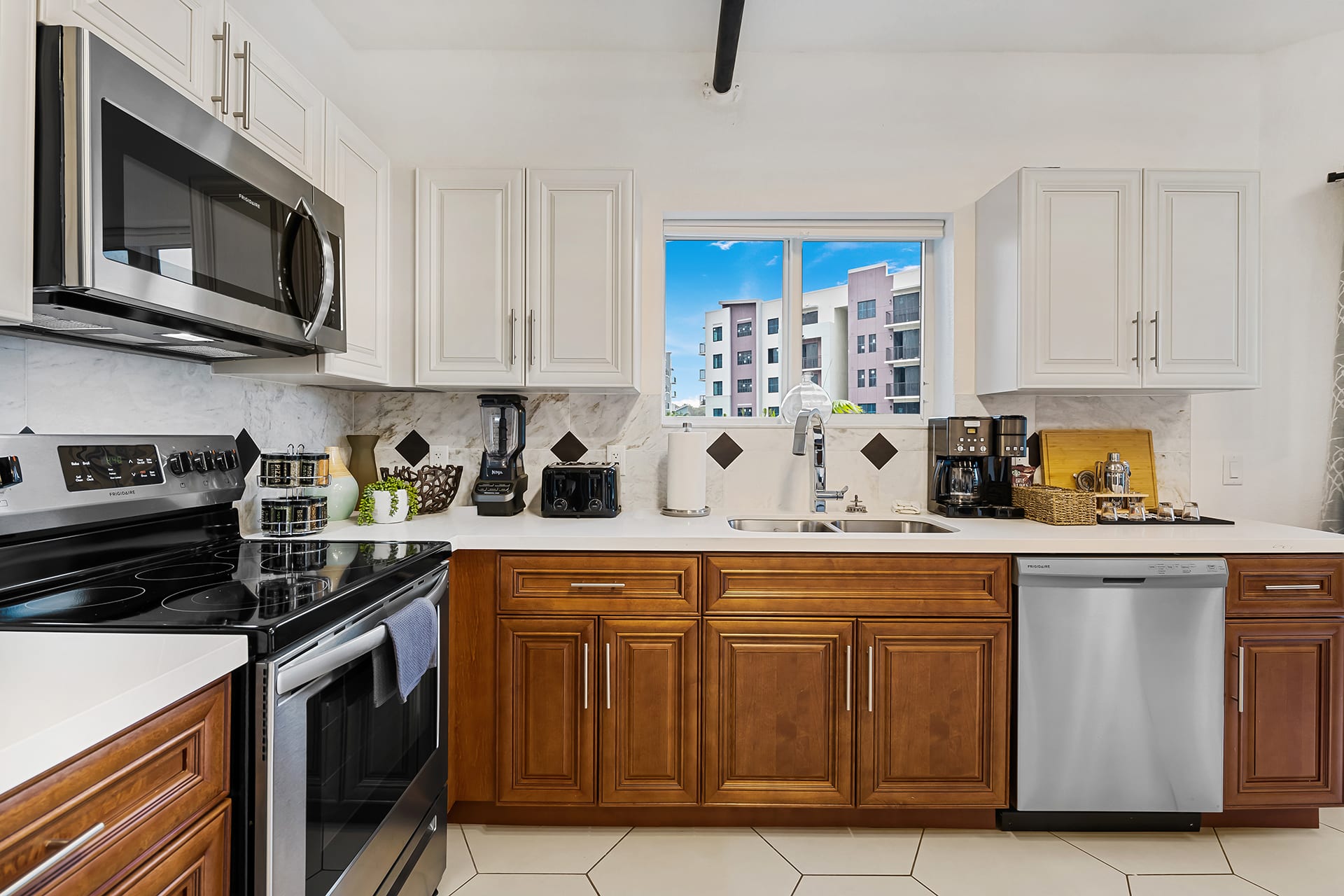 Suite 204: King Bed, Balcony, Heated Pool, Gym
